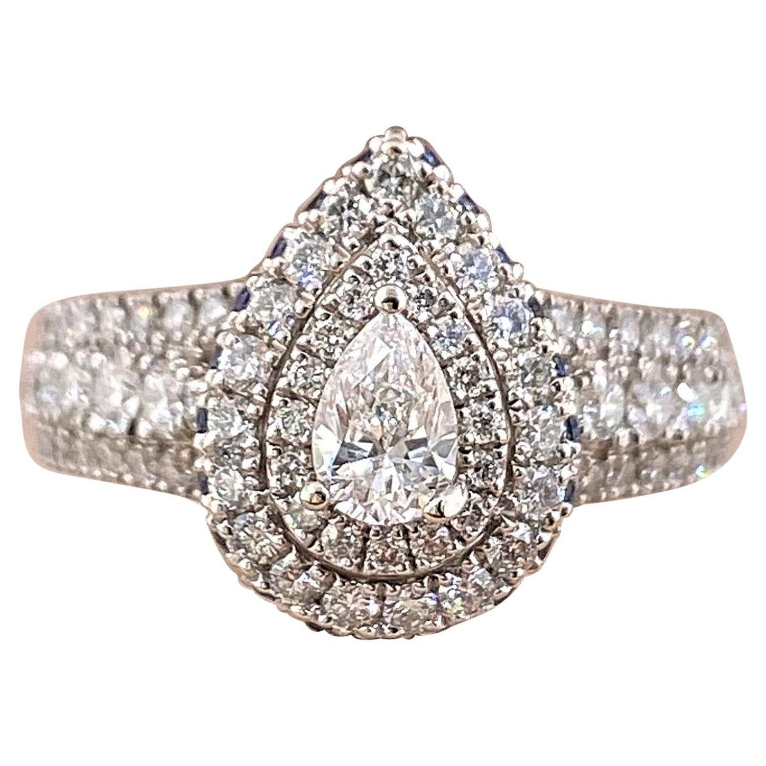 Vera Wang Bague de fiançailles Love à double cadre avec saphir et diamant  en forme de poire de 1,00 carat poids total En vente sur 1stDibs