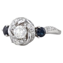 Vera Wang Love Verlobungsring mit Diamanten im Knotenmuster und Saphir, 1,06 ct insgesamt, 14-karätiges Weißgold