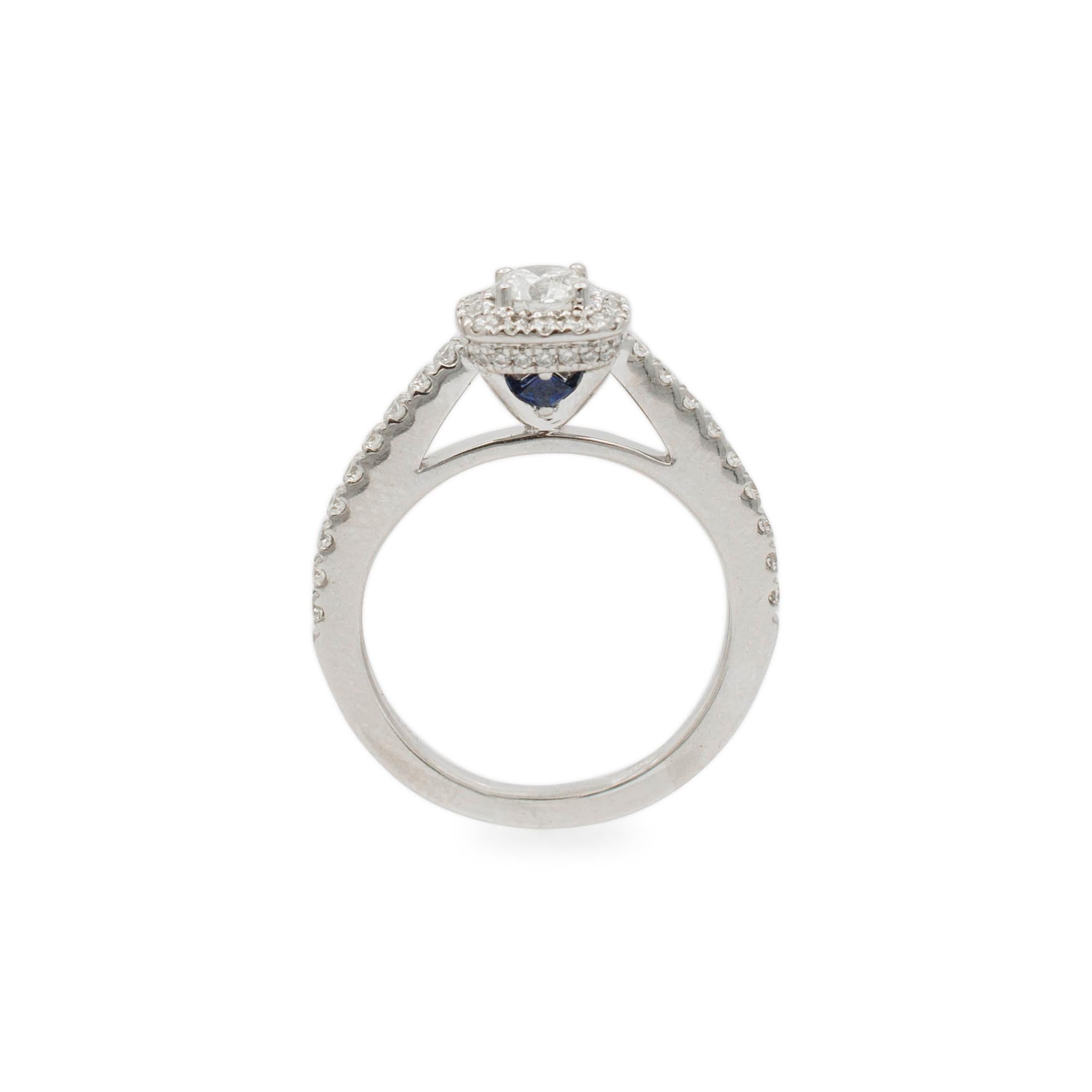 Taille ronde Alliance d'amour Vera Wang en or blanc 14 carats avec halo de diamants  en vente