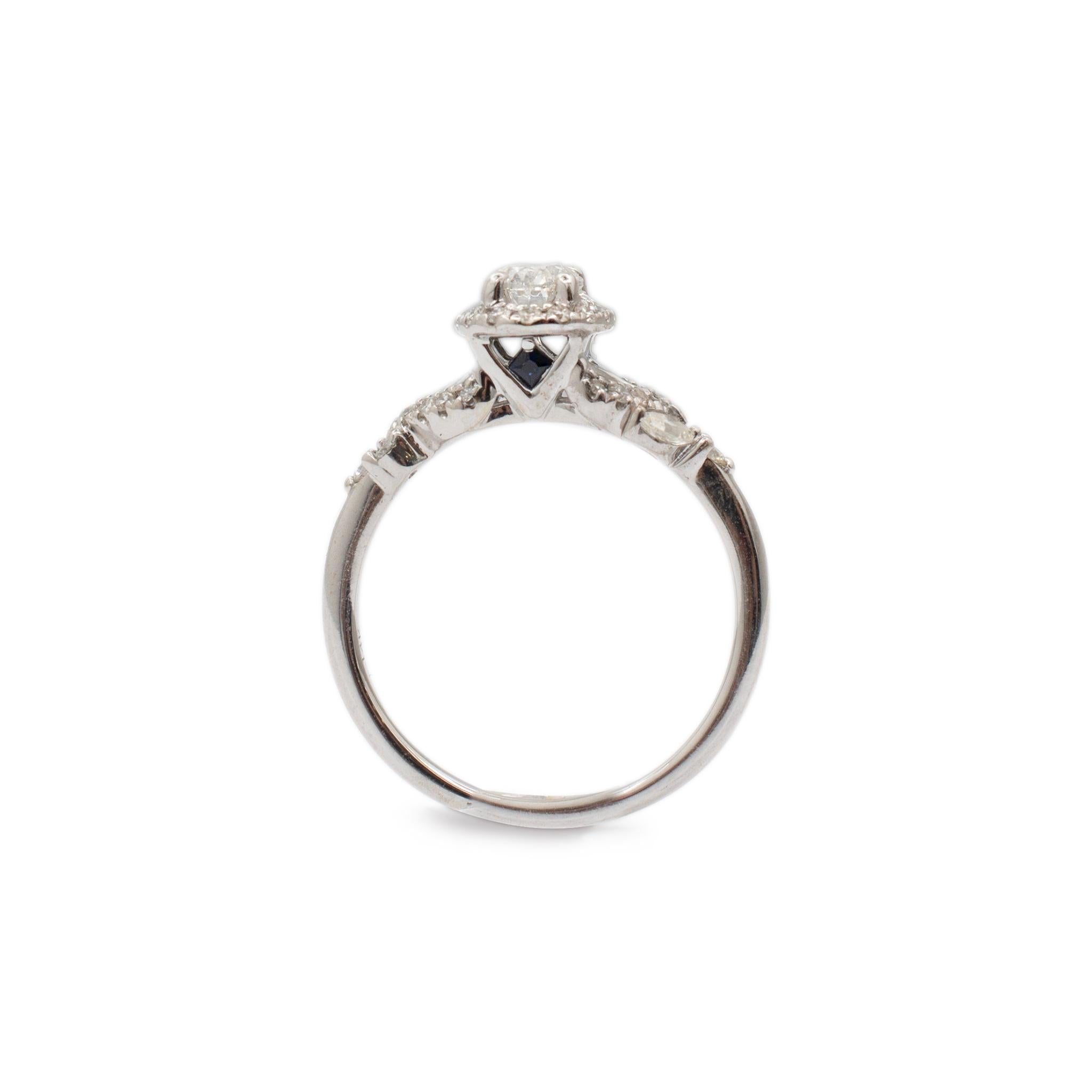 Marke: Vera Wang

Geschlecht: Damen

Metall Typ: 14K Weißgold

Größe: 6,5

Halo Kopf Maßnahmen: 8.95mm x 7.20mm

Maximale Breite des Schafts: 1.90 mm

Gewicht: 3.30 Gramm

14K Weißgold Diamant und Saphir Verlobungsring mit Halo und halbrundem