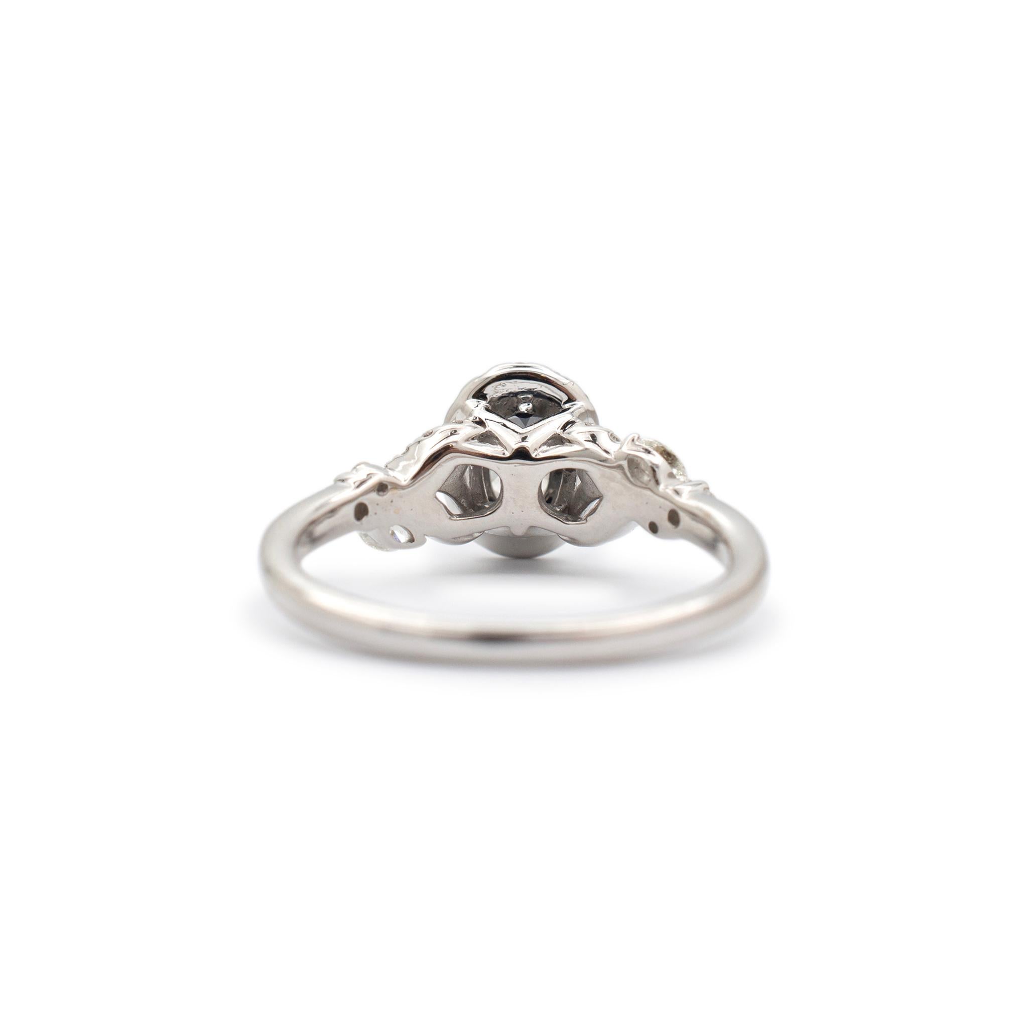 Vera Wang Love Verlobungsring aus 14 Karat Weißgold mit gedrehtem Schaft und ovalem Halo-Diamant im Zustand „Hervorragend“ in Houston, TX
