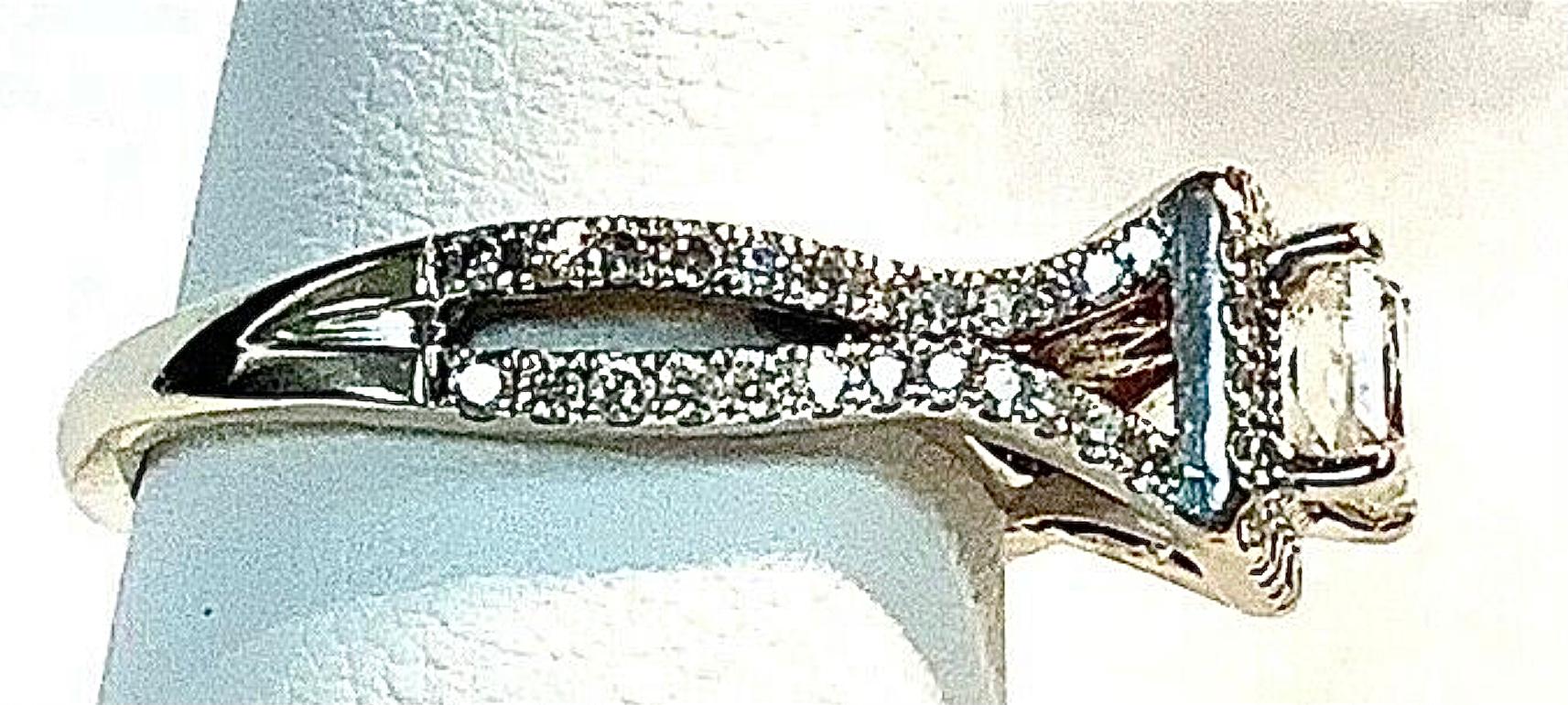 Vera Wang Love Collection Verlobungsring aus 14 Karat Weißgold mit Diamanten und Saphiren im Zustand „Hervorragend“ im Angebot in Bradenton, FL