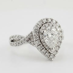 Anello di fidanzamento con diamante a forma di pera e doppio halo intrecciato della collezione Love di Vera Wang