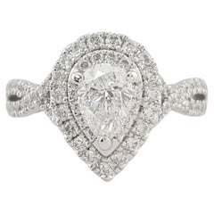Anello di fidanzamento con diamante a forma di pera e doppio halo intrecciato della collezione Love di Vera Wang