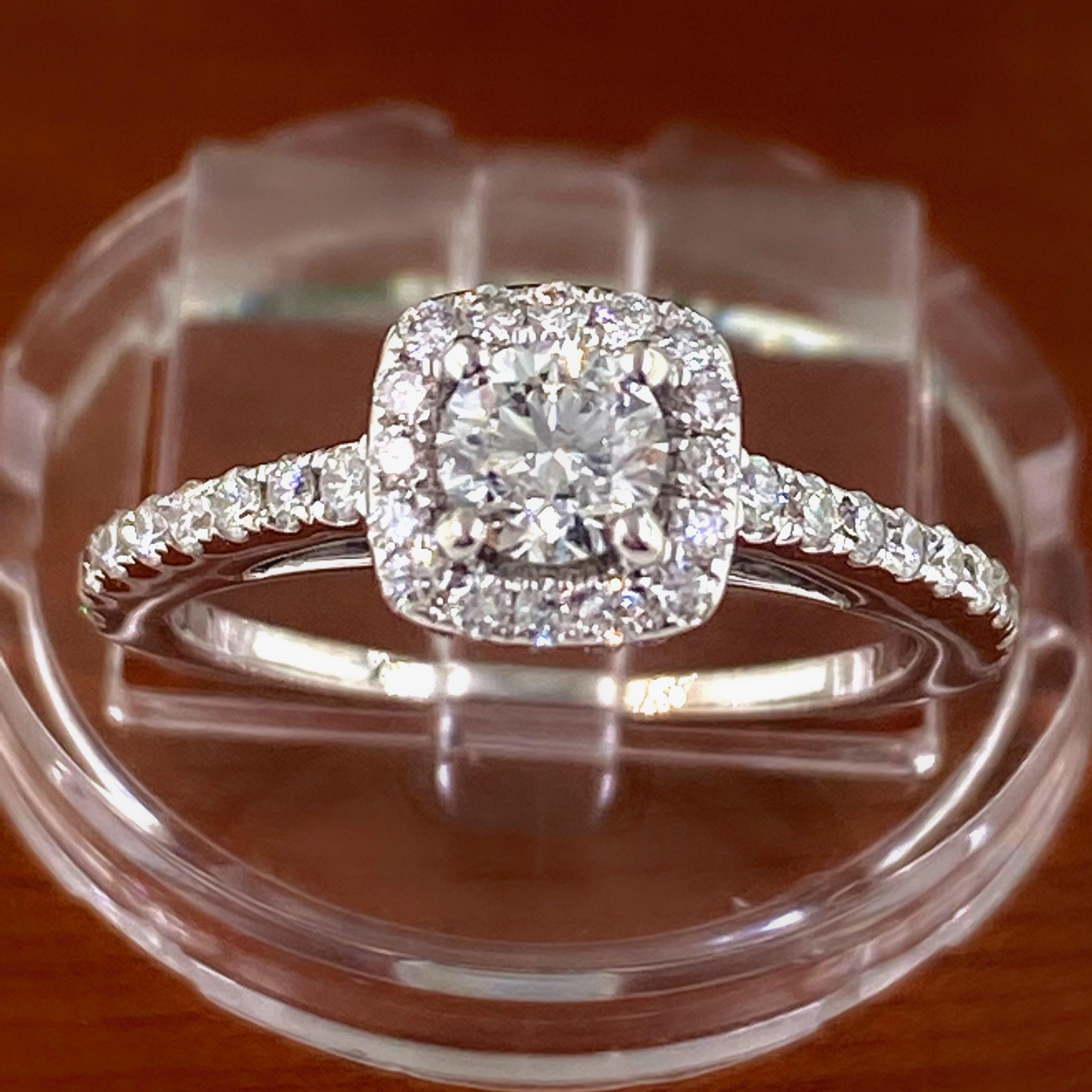 Vera Wang Love Wish 7/8 Tcw Round Brilliant Diamond Halo Engagement Ring 14kt In Excellent Condition In San Diego, CA