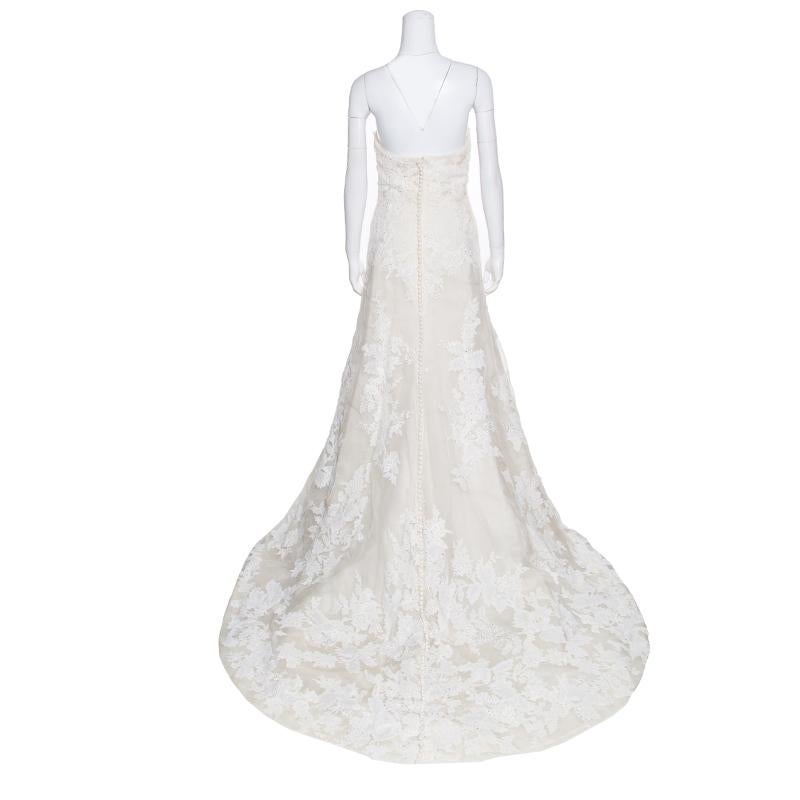 Vera Wang has gained quite a reputation as one of the best wedding dressmakers and women around the world validate this. So, to celebrate your most momentous occasion, you need a befitting dress that effortlessly complements the spirit and beauty