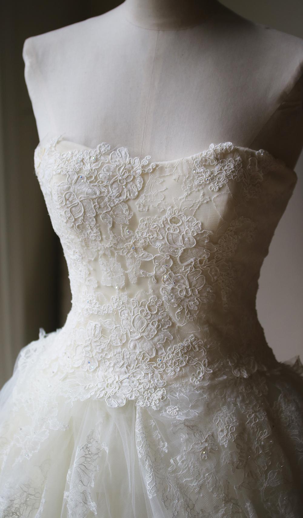 Dieses Vera Wang Luxe Hochzeitskleid ist wirklich eine exquisite Couture-Kreation, die Verarbeitung ist wunderschön! Zartes, trägerloses, verschönertes, entbeintes Mieder mit Reißverschluss. Verziertes Seidenorganzaband im Rückenbereich. Schaumiger,