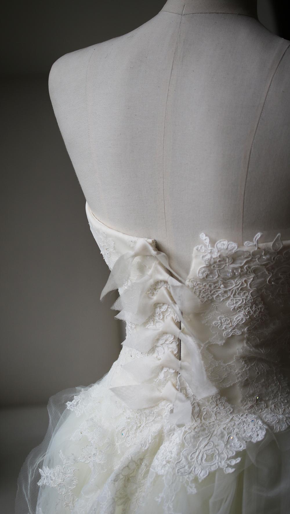Vera Wang luxuriös mit Spitze und Tüll verschönertes Hochzeitskleid  (Grau)