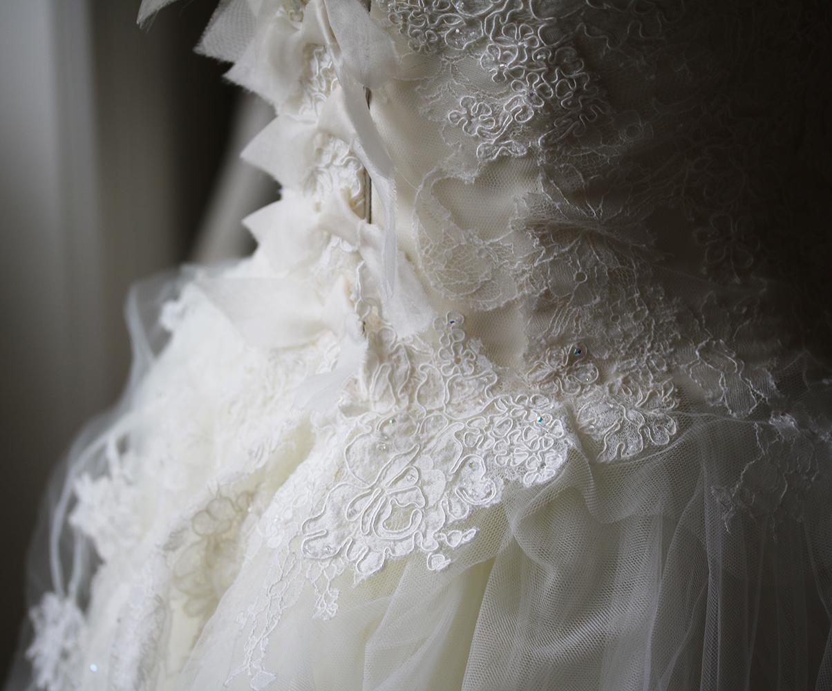 Vera Wang Luxe Embellished Lace and Tulle Wedding Dress  In Excellent Condition In London, GB