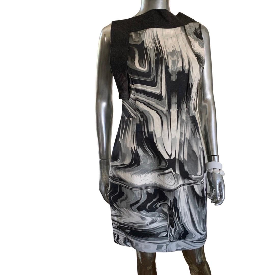 Vera Wang Modernes ärmelloses Kleid mit abstraktem Druck und asymmetrischem Kragen Größe 8 (Grau) im Angebot