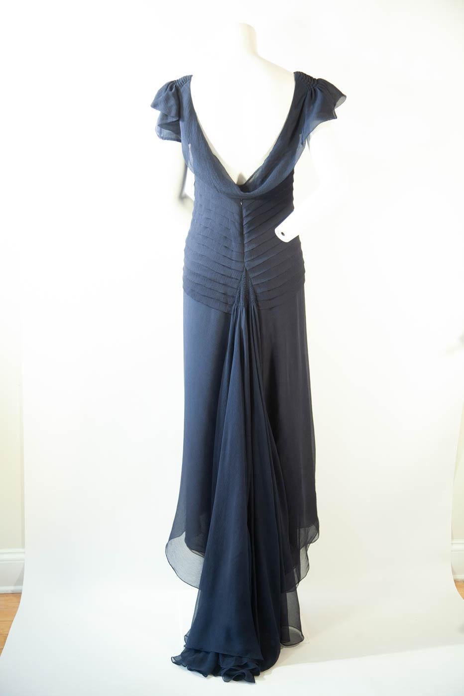 Vera Wang navy silk chiffon long gown, off-shoulder, pleated corset, with train. 

Provenance, owned by celebrity. Please inquire.

EU 38
US 4