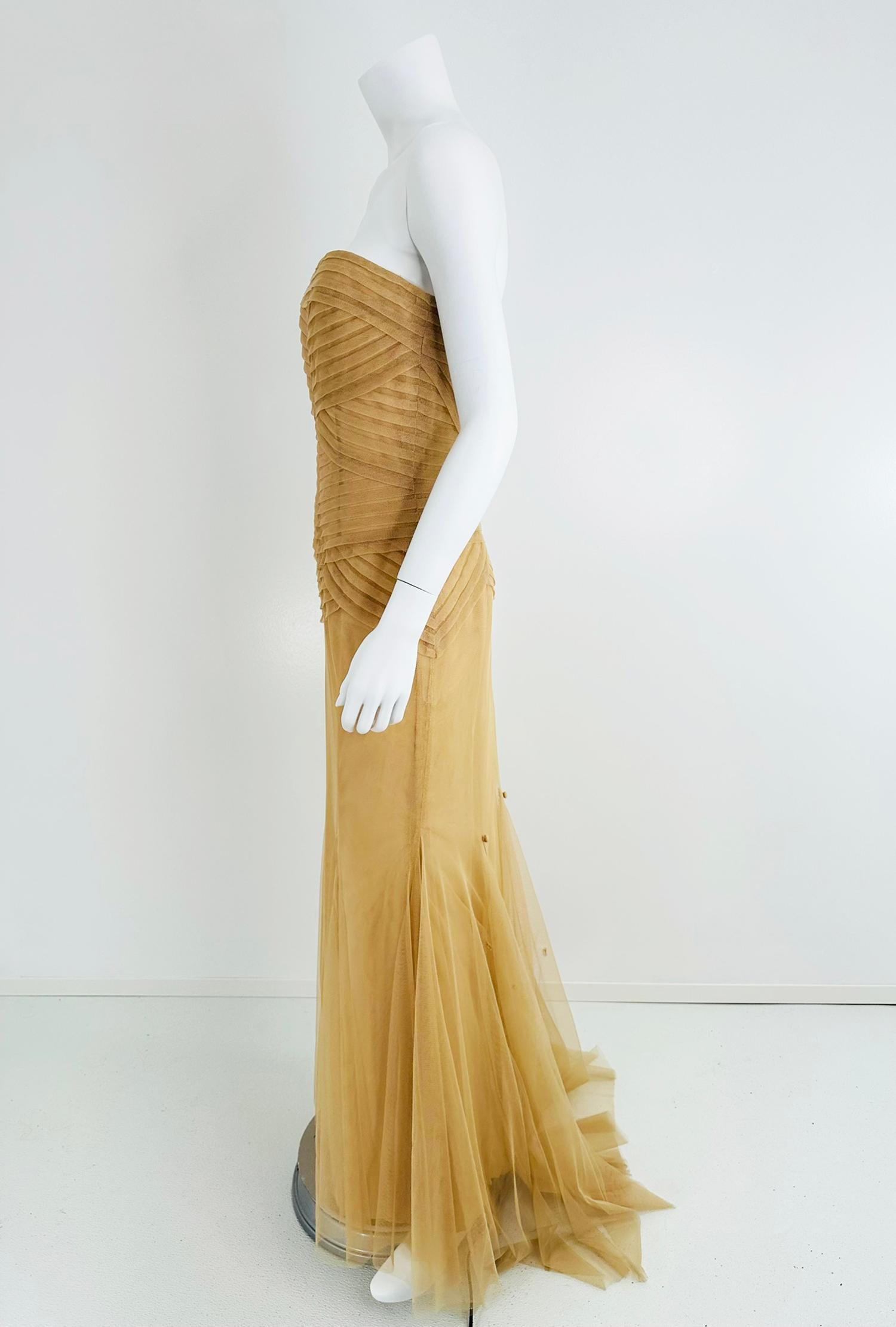 Vera Wang Tulle nude/champagne Robe torse plissée sans bretelles avec traîne 10 Excellent état - En vente à West Palm Beach, FL