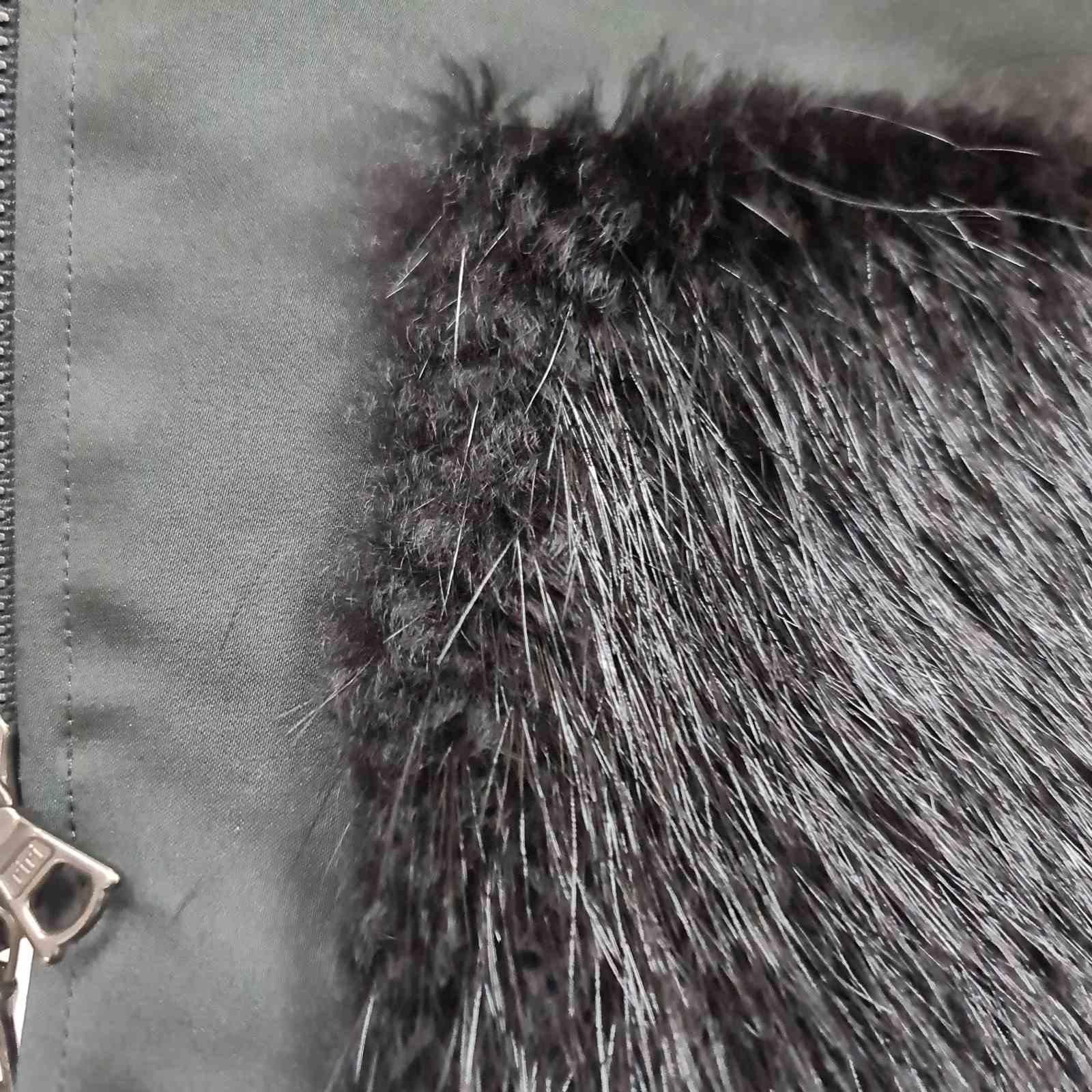 Vera Wang Pre-Fall 2014 Polyester Fur Pockets Coat Sz.40 en vente 4