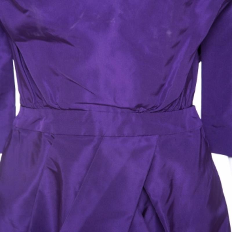 Une tenue Vera pour montrer au monde entier vos fantastiques choix en matière de design. Cette robe violette est facile à styliser, ce qui en fait une pièce sans effort à ajouter à votre collection. La matière douce et les cristaux ajoutent à