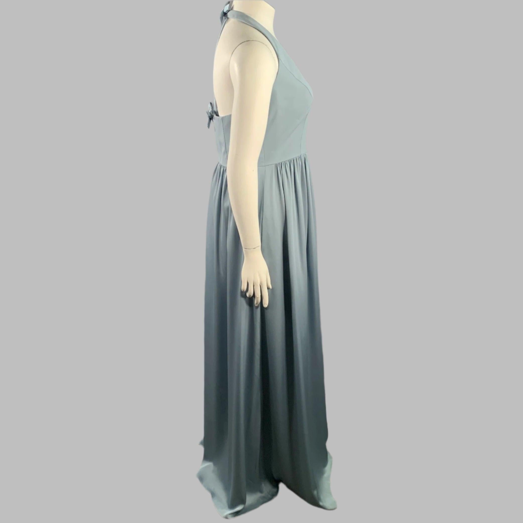 Robe de soirée VERA WANG WHITE en polyester bleu poussière, style dos nu avec nœuds dans le dos, jupe longue avec fente au niveau des cuisses sur le devant, fermeture à glissière dans le dos. Plusieurs marques mineures sur l'ourlet, une fermeture à
