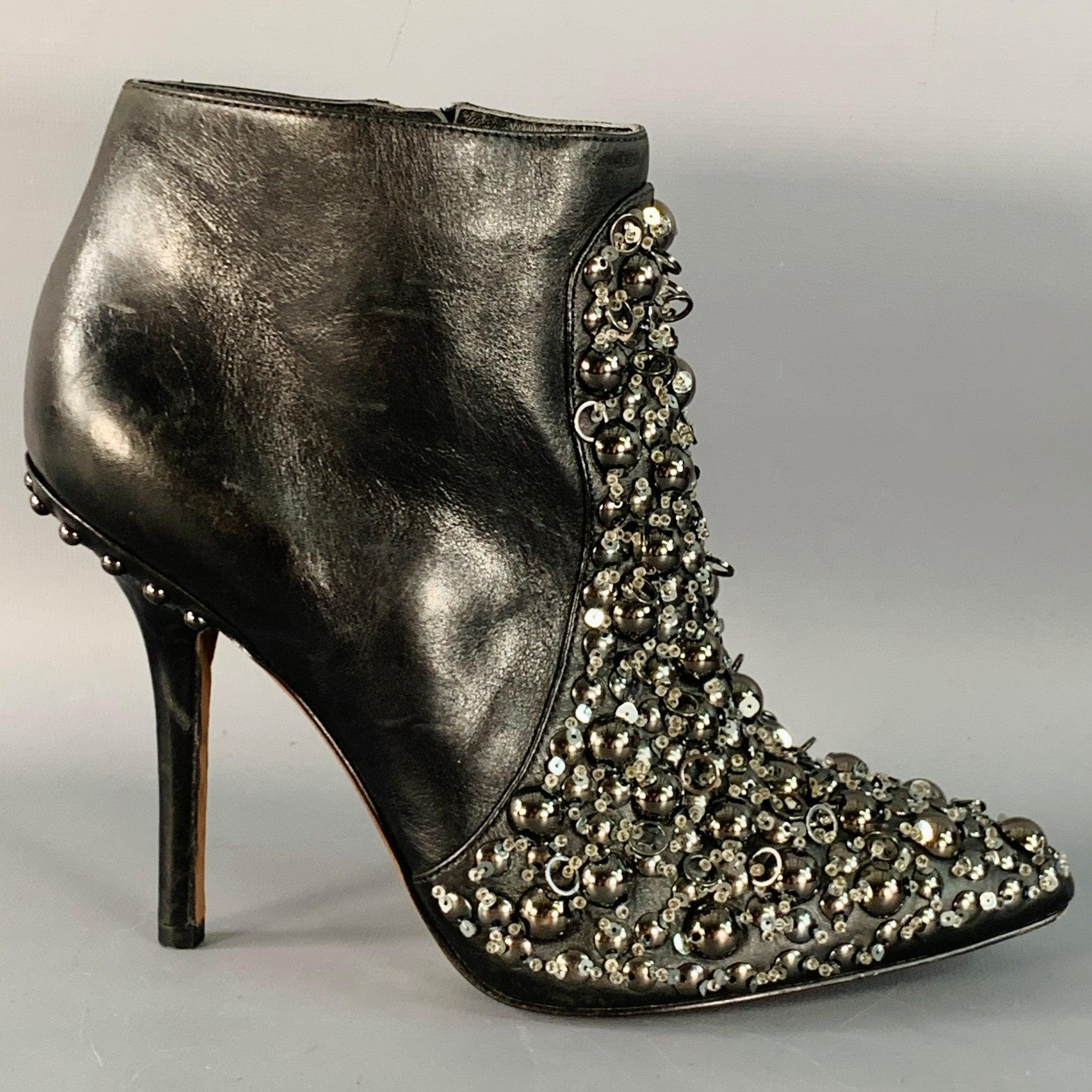 Bottes Vera WANG
en cuir noir, avec une superbe tige ornée de clous et de paillettes argentés, un talon aiguille et une fermeture à glissière sur le côté. Excellent état d'origine.  

Marqué :   UE 36 

Mesures : 
  Longueur : 8.25 pouces Largeur :