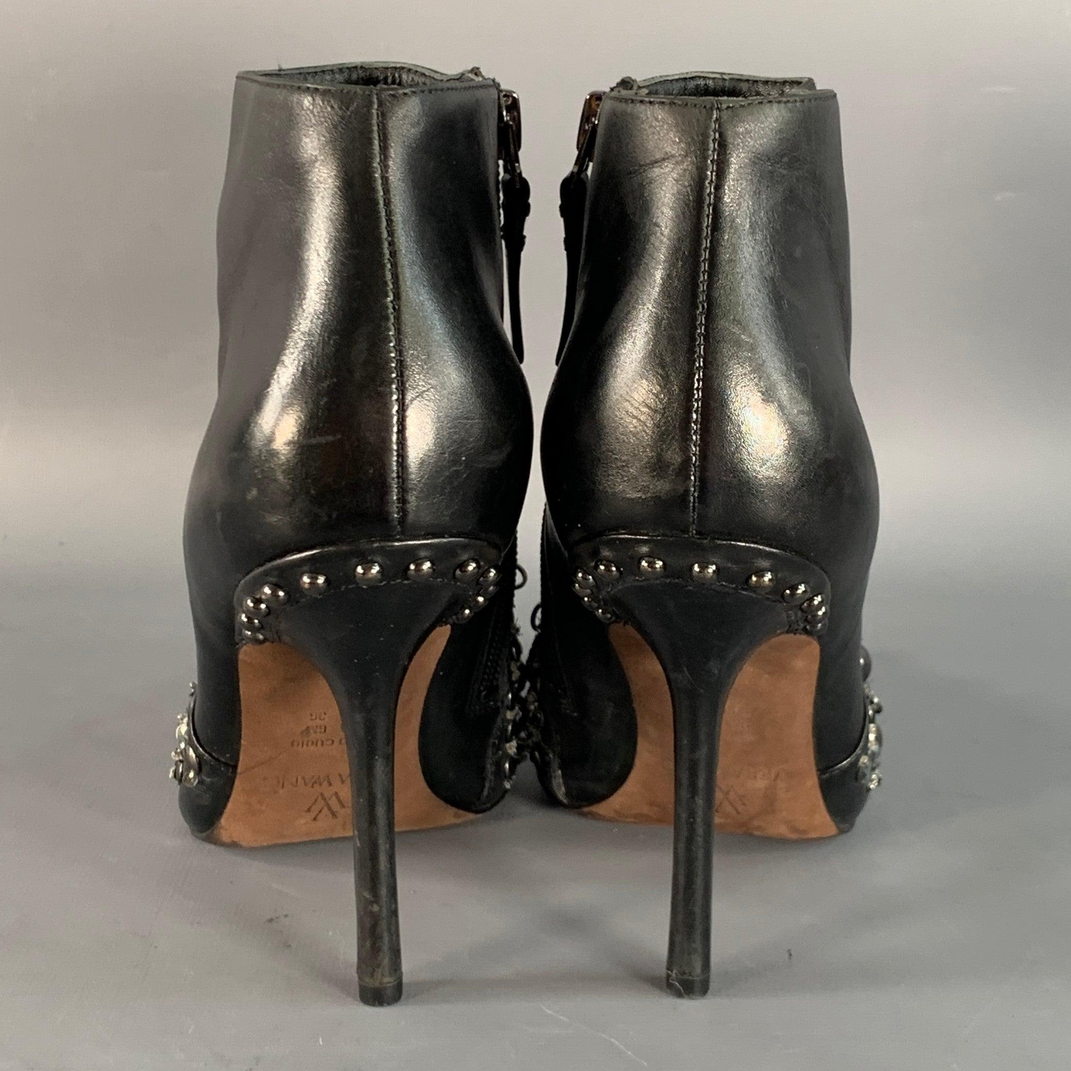 Noir Vera Wang Taille 6 Bottes en cuir noir cloutées avec fermeture éclair latérale et talon aiguille en vente