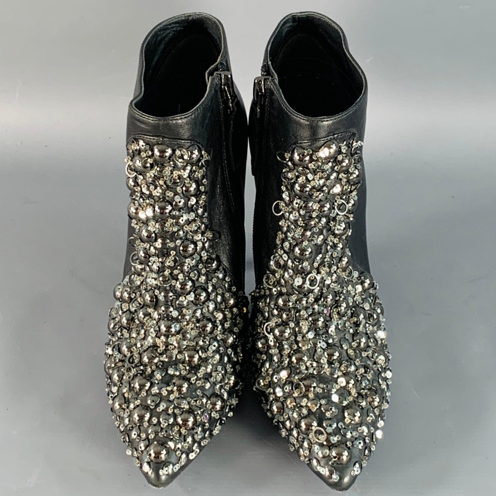 Vera Wang Taille 6 Bottes en cuir noir cloutées avec fermeture éclair latérale et talon aiguille Excellent état - En vente à San Francisco, CA