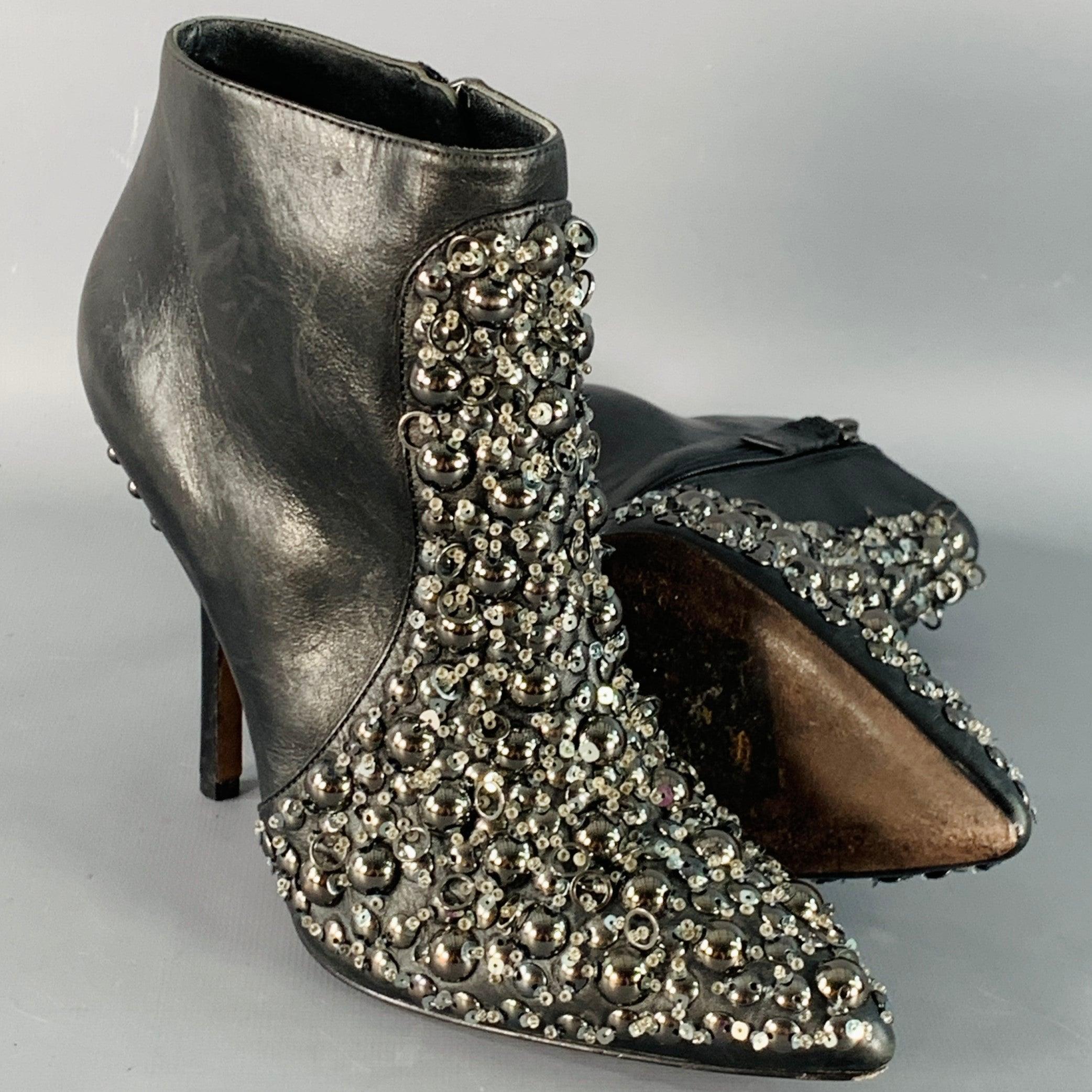 Vera Wang Taille 6 Bottes en cuir noir cloutées avec fermeture éclair latérale et talon aiguille Pour femmes en vente