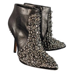 Vera Wang Taille 6 Bottes en cuir noir cloutées avec fermeture éclair latérale et talon aiguille