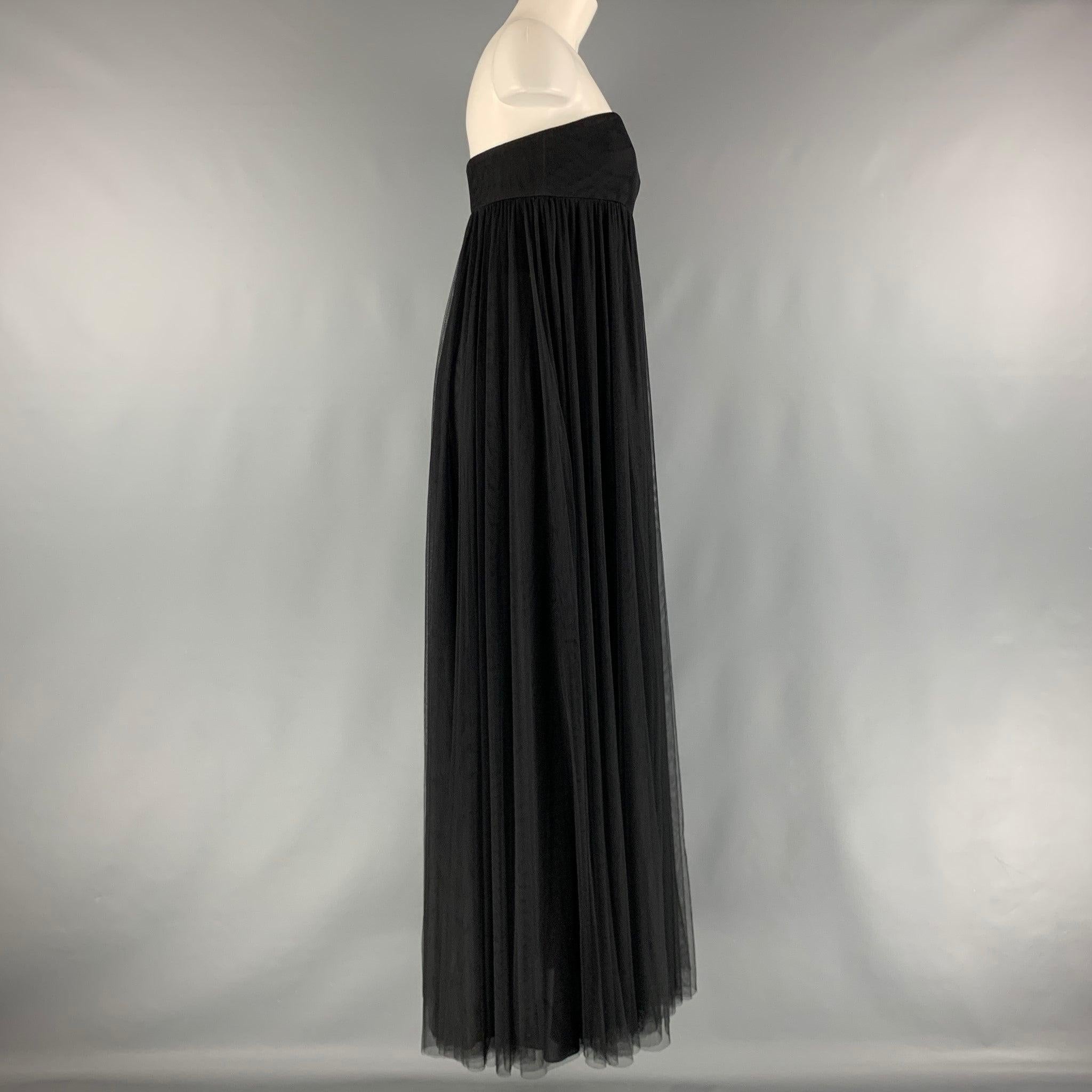 La robe longue VERA WANG COLLECTION est en maille polyester noire et présente un bustier, une doublure corset, une taille empire et une fermeture à glissière sur le côté.Excellent état d'occasion. 

Marqué :  6 

Mesures : 
 Buste : 30 pouces Taille