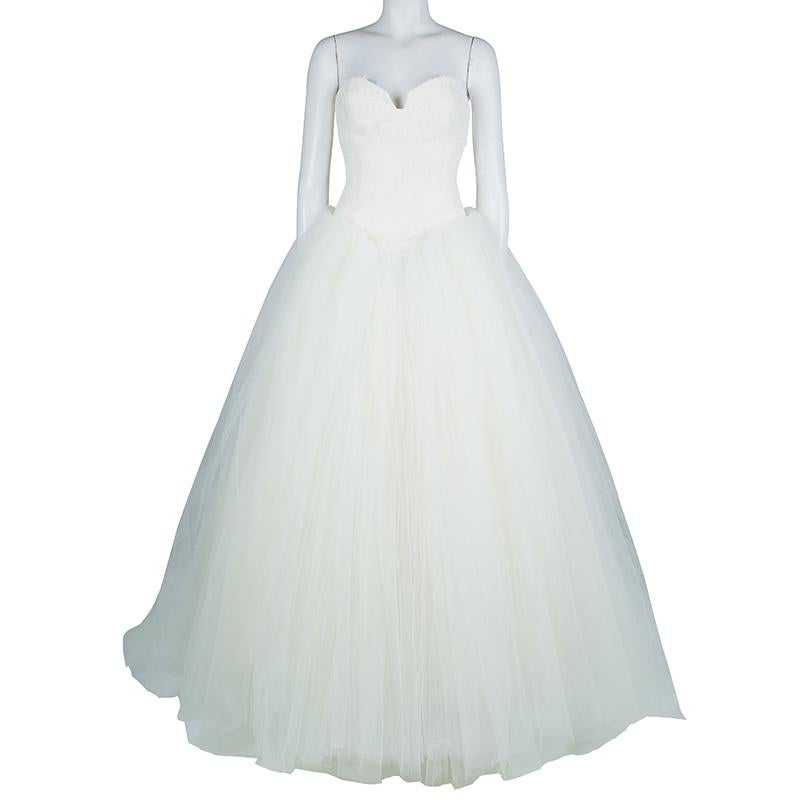 The opulence of Vera's wedding dresses and a girlish romance is well showcased in this gorgeous wedding dress from Vera Wang. Crafted with a fitted strapless bustier and tulle, this wedding dress is a nod to the theme. It is designed with organza to