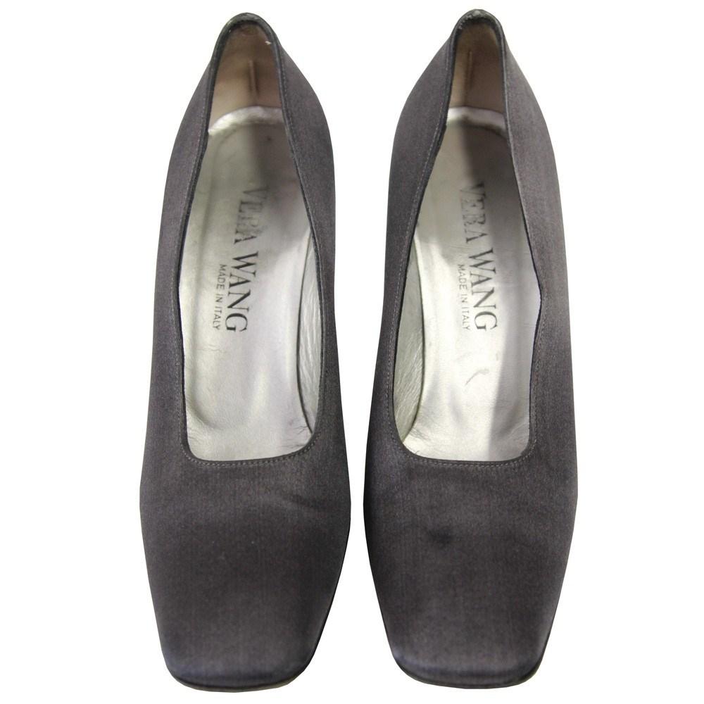 Vera Wang 90s grey silk satin pumps. Square toe and spool heel.

Size: 6 US

Measurements
Insole length: 23,5 cm
Heel: 7,5 cm

Product code: X5309

Notes: Item shows very light signs of wear, as shown in the pictures.

Composition: Silk satin -
