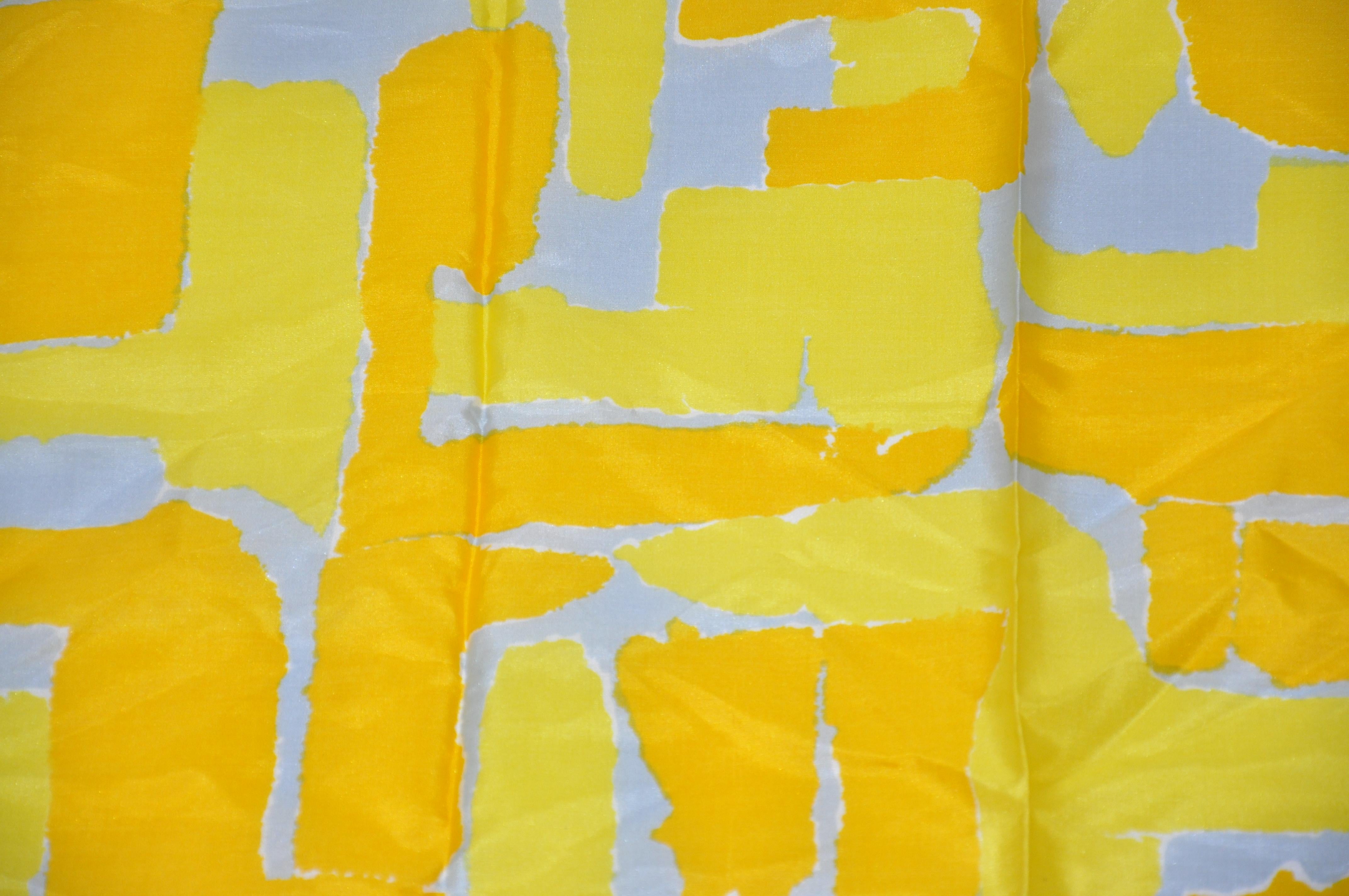 Vera - Écharpe en soie abstraite géométrique « Shades of Banana Yellow » avec motif fantaisiste Bon état - En vente à New York, NY