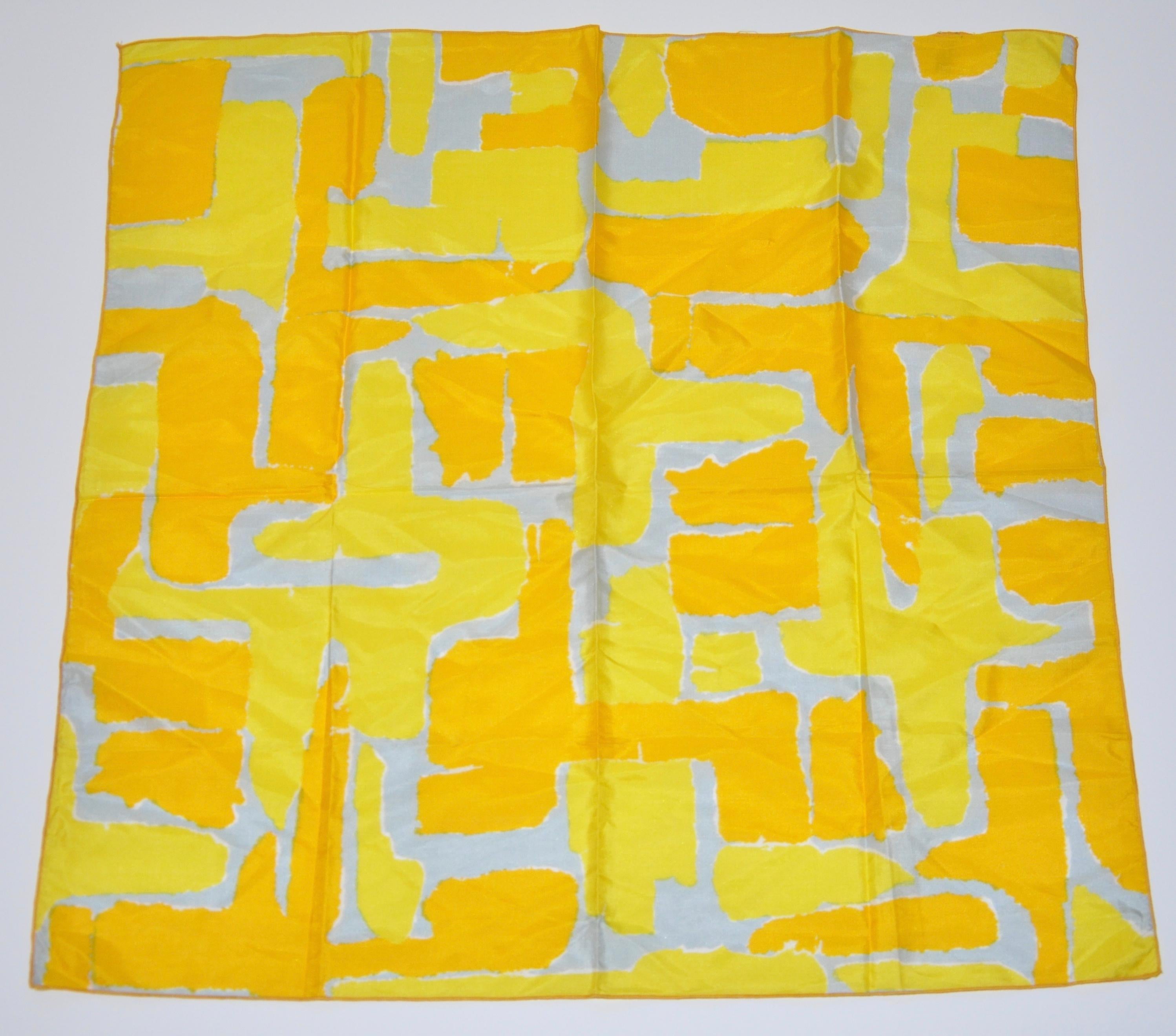 Vera - Écharpe en soie abstraite géométrique « Shades of Banana Yellow » avec motif fantaisiste en vente 2