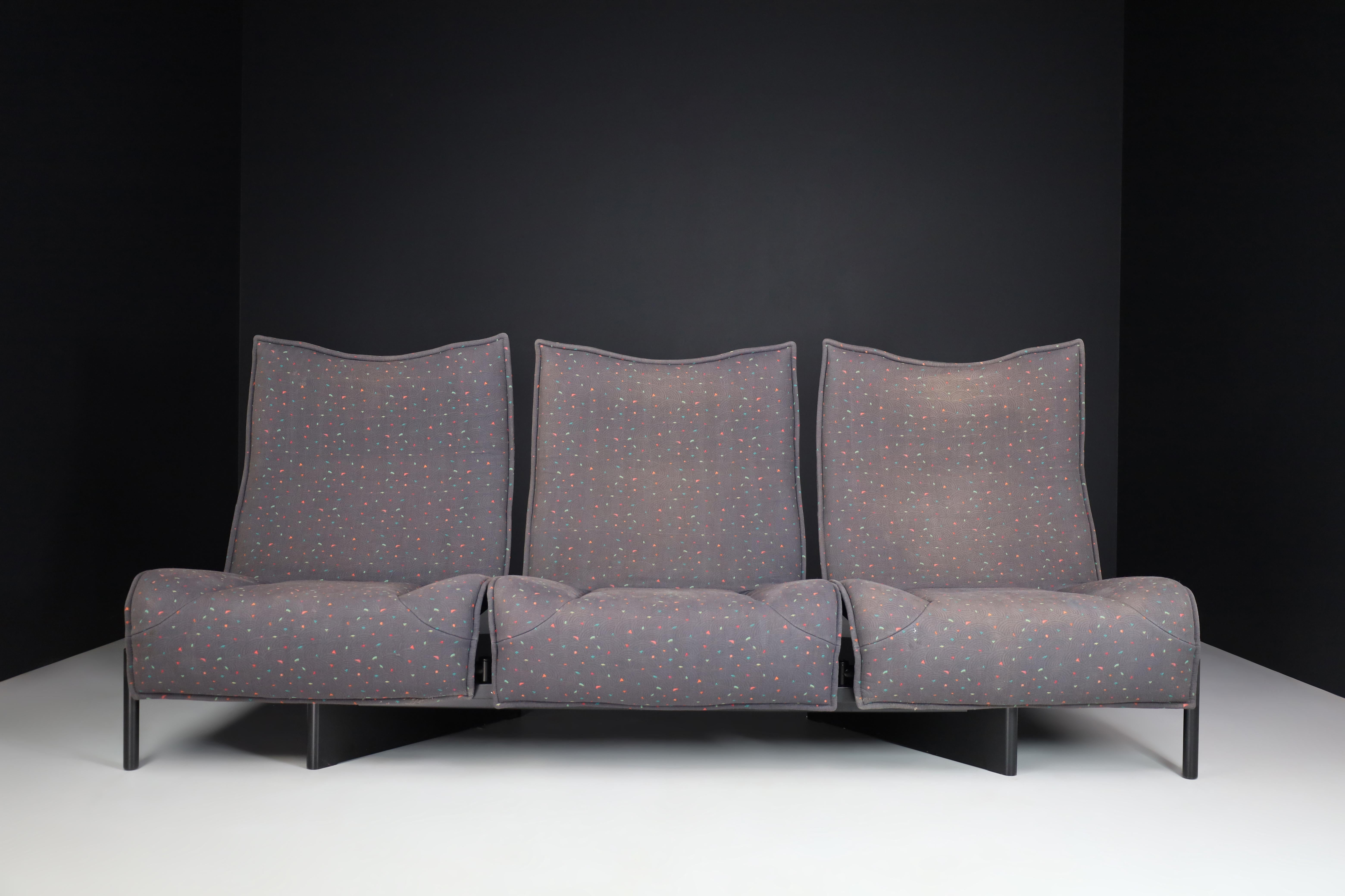 Ce canapé multicolore et réglable a été conçu par Vico Magistretti pour Cassina, vers les années 1980. Ce modèle italien, élégant et très désirable, présente des sièges recouverts de tissu et réglables en place et en hauteur, comme la version