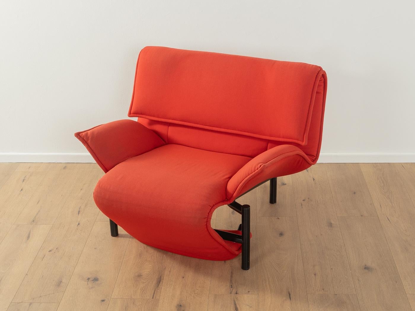 Extraordinario sillón VERANDA de Vico Magistretti para Cassina. Base de acero negro de alta calidad con tejido de tapicería original en rojo. El versátil sillón adopta distintas posiciones y puede convertirse fácilmente en una chaise