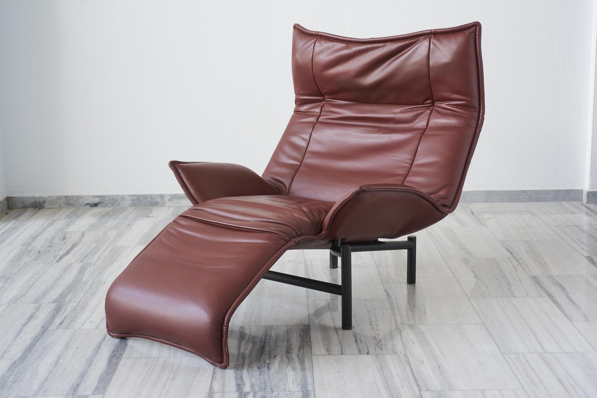 Chaise longue Veranda de cuero burdeos de Vico Magistretti para Cassina, 1983.
Respaldo abatible con inclinación variable.
Vico Magistretti dijo sobre 