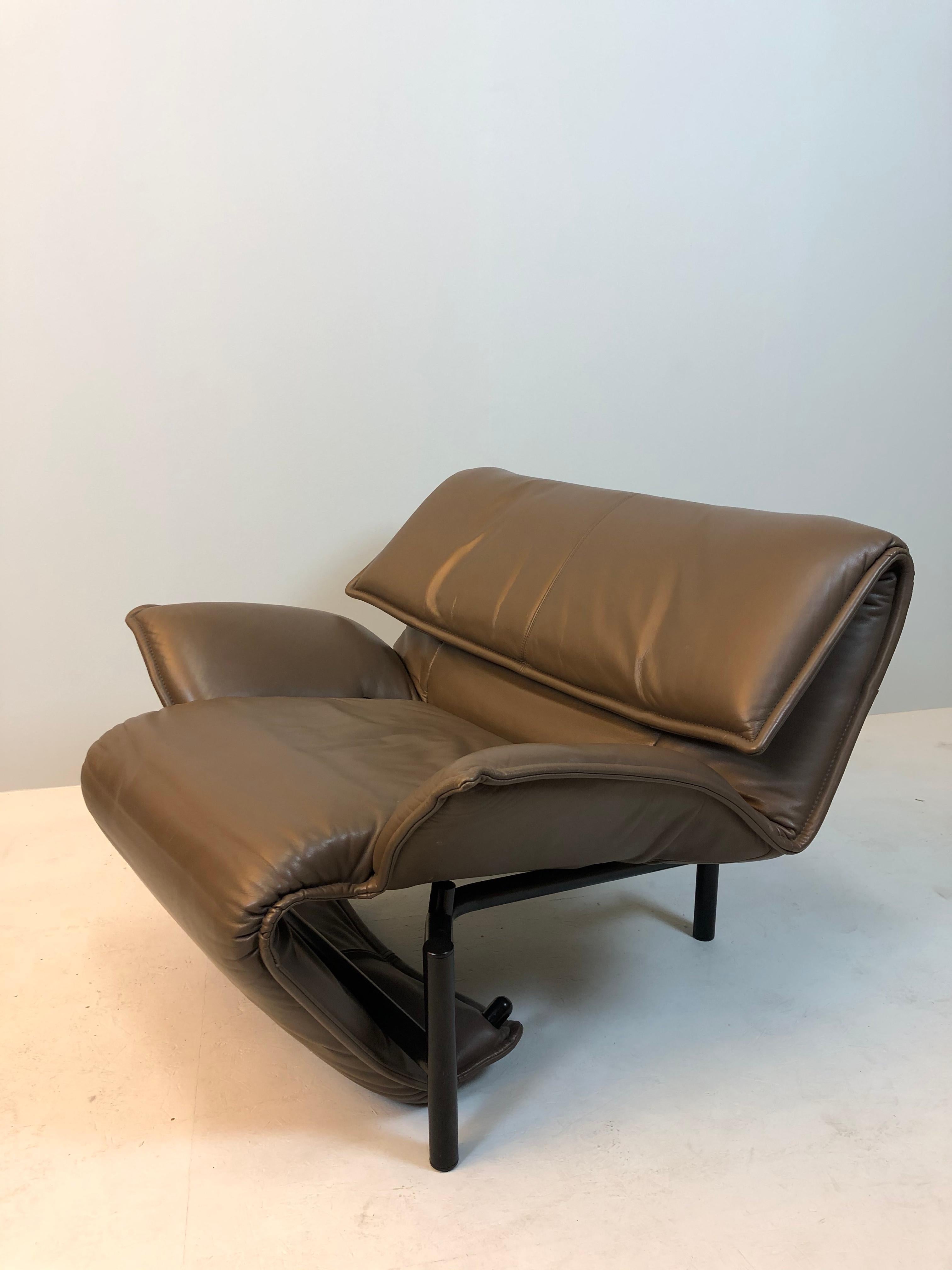 Designer leather armchair by Vico Magistretti for Cassina

Original Cassina design classic in brown leather

Dimensions: depending on the setting approx. W: 90/D: 80/H: 76 cm

The Italian designer Vico Magistretti designed this chair in the