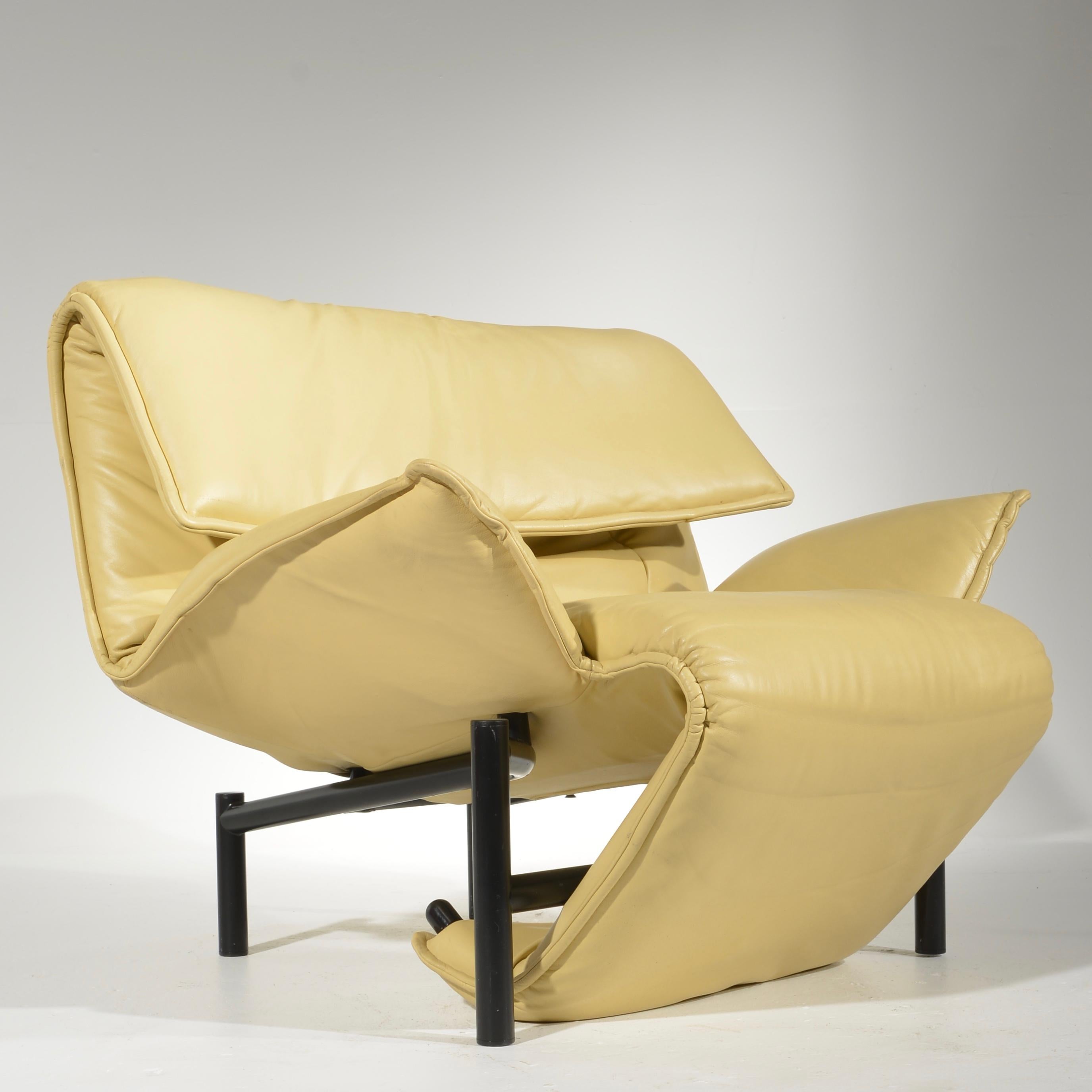 Chaise longue Veranda de Vico Magistretti pour Cassina, vers 1983. Le cadre intérieur en acier s'ajuste pour reconfigurer la chaise. La chaise repose sur des pieds tubulaires noirs et est recouverte d'un cuir jaune pâle des années 1980.
 