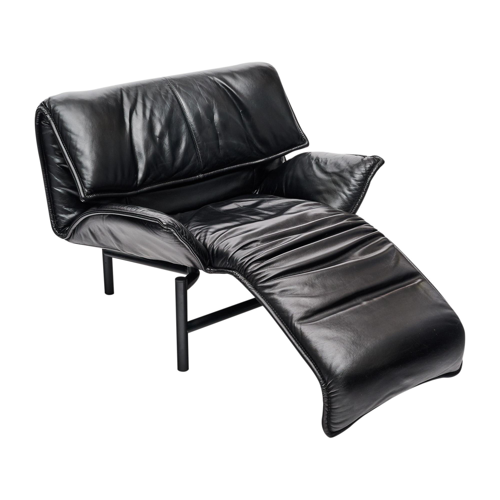 Ensemble canapé et fauteuil de Vico Magistretti pour Cassina, Italie. Ce canapé et fauteuil réglable a été conçu dans les années 1980 par le designer italien Magistretti et est connu sous le nom de canapé 