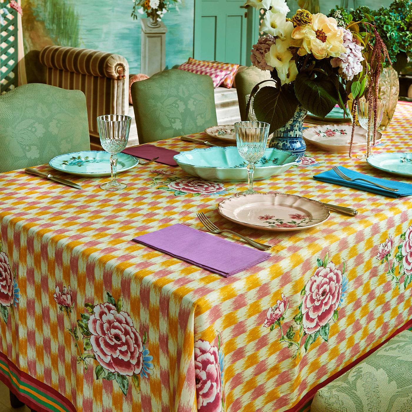The atmosphere and the world of Lisa Corti interpreted by Laboratorio Paravicini. The new collection of dishes combines the two brands for a table that makes the imagination travel beyond the confines of the home. 