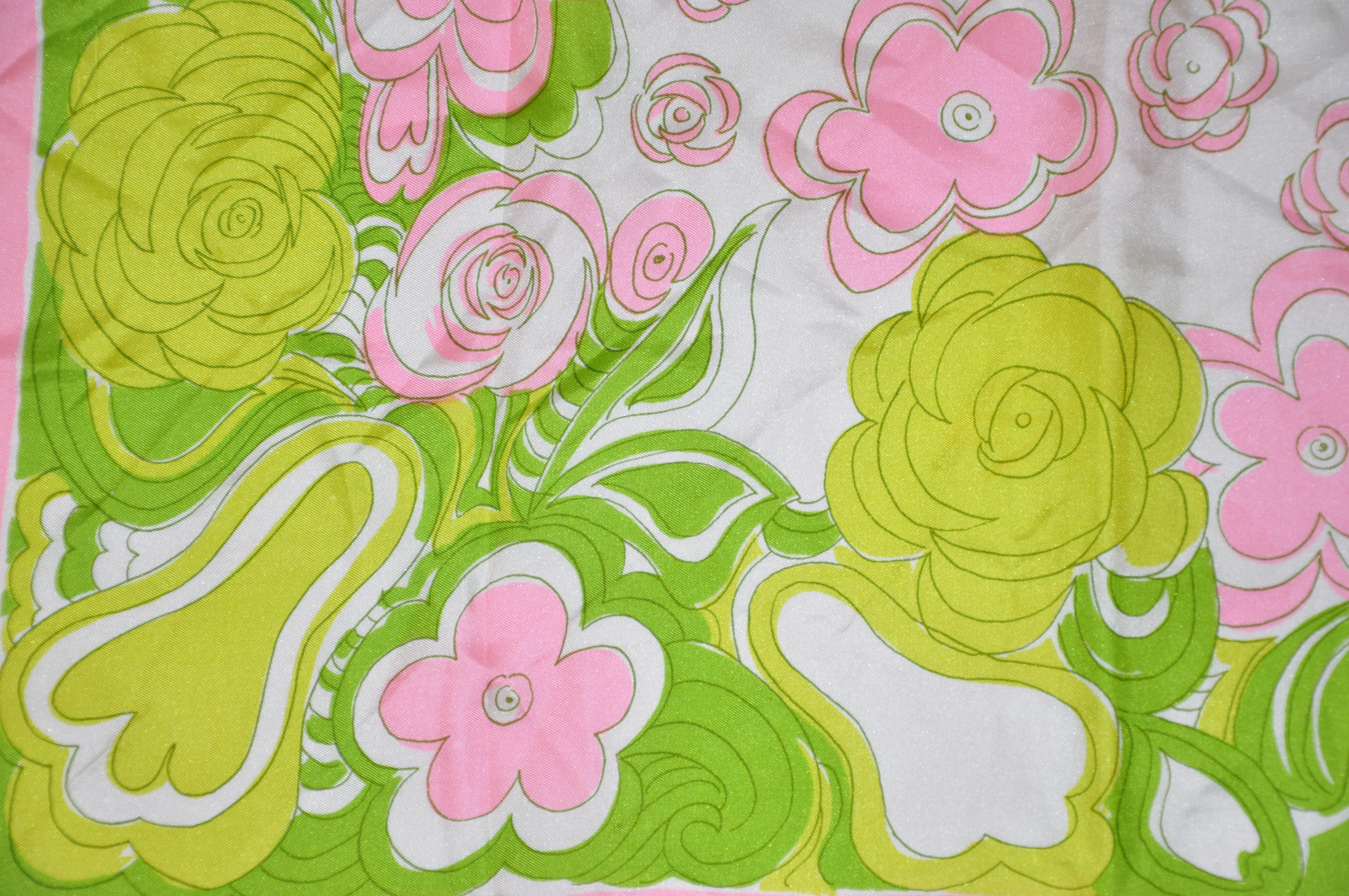 Beige Écharpe « Vintage Spring Blooming » de Vera à bordure rose en vente