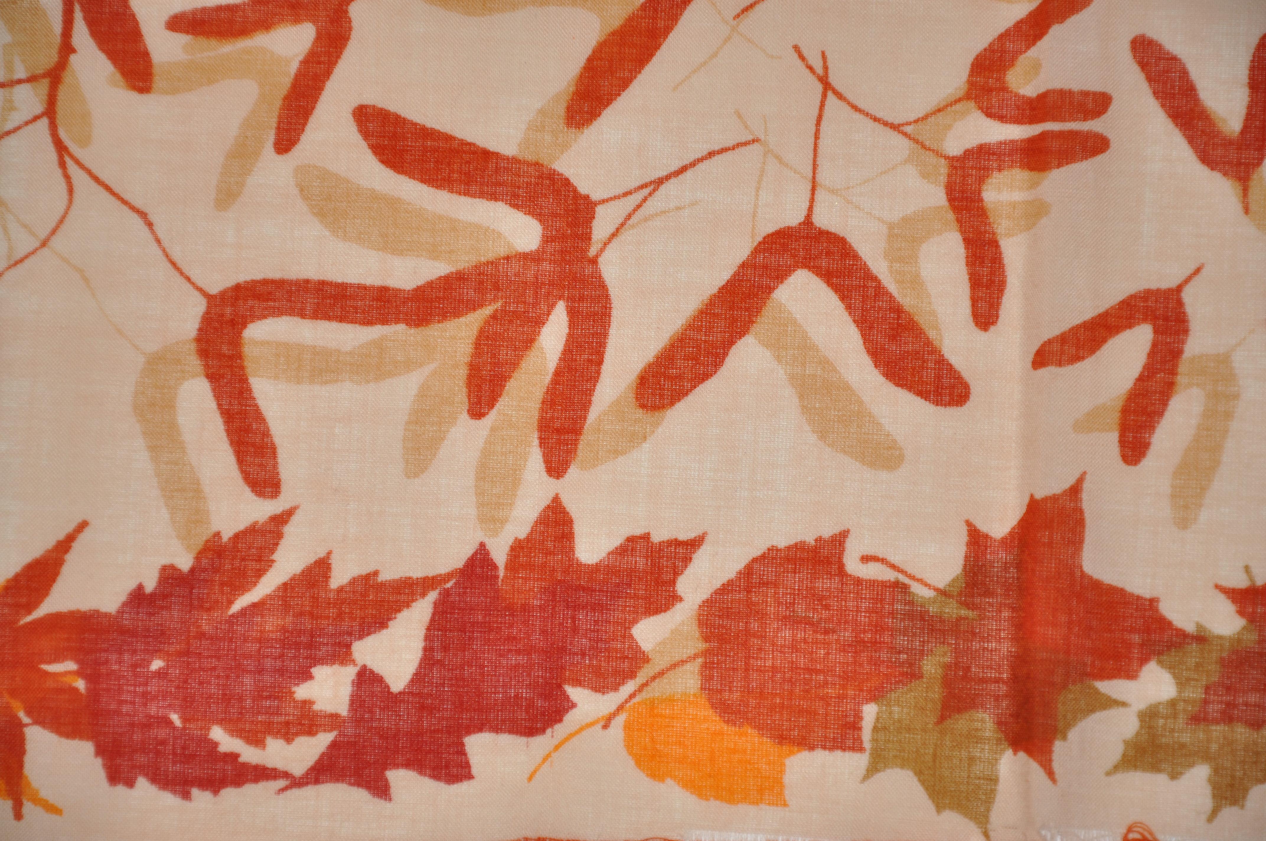 Vera - Écharpe à franges « Winter Autumn Leaves & Twigs » ( Feuilles et brindilles d'automne) Bon état - En vente à New York, NY