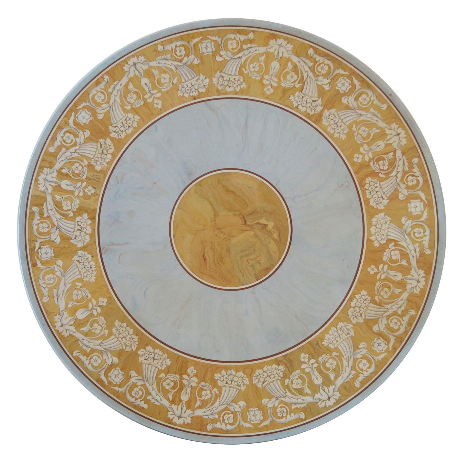Verbena runder Ess- oder Mitteltisch
Dieser Tisch mit Scagliola Kunst Intarsien inspiriert sich an der klassischen Paliotto mit einem Rahmen aus Füllhörnern, aber die Wahl der Farben, Siena gelb und hellblau geben eine raffinierte Wirkung auf diese