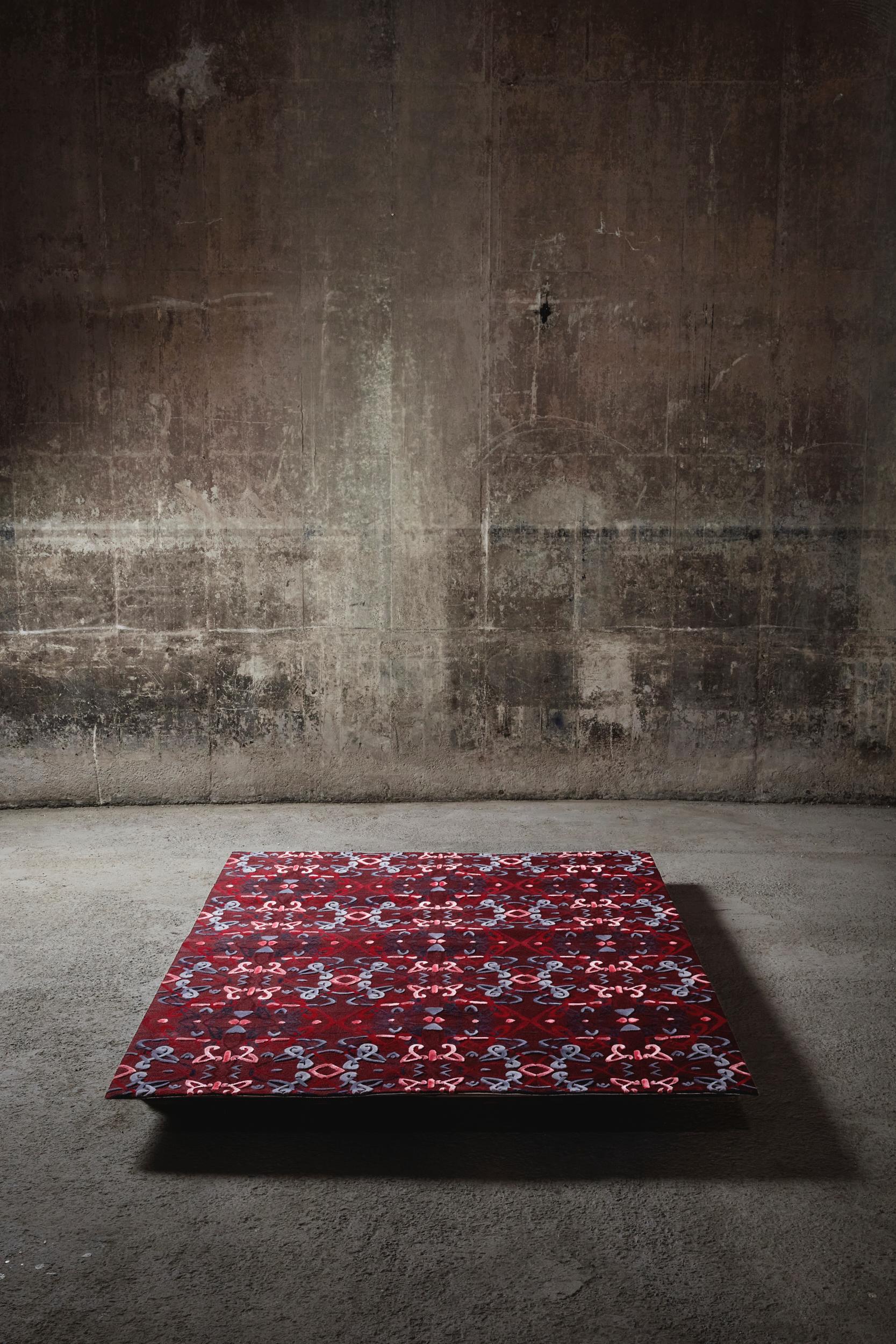 Tappeto Verdande Red di Studio A
Dimensioni: L 250 x L 350 cm.
Materiali: Lana e tencel.

Disponibile in sette dimensioni: 90 x 240 cm, 140 x 200 cm, 170 x 240 cm, 200 x 300 cm, 250 x 350 cm, 300 x 400 cm e 350 x 450 cm. Disponibile anche in misure