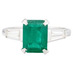 Verdant 2,92 Karat Smaragd & Diamantring aus Platin mit drei Steinen im Baguetteschliff