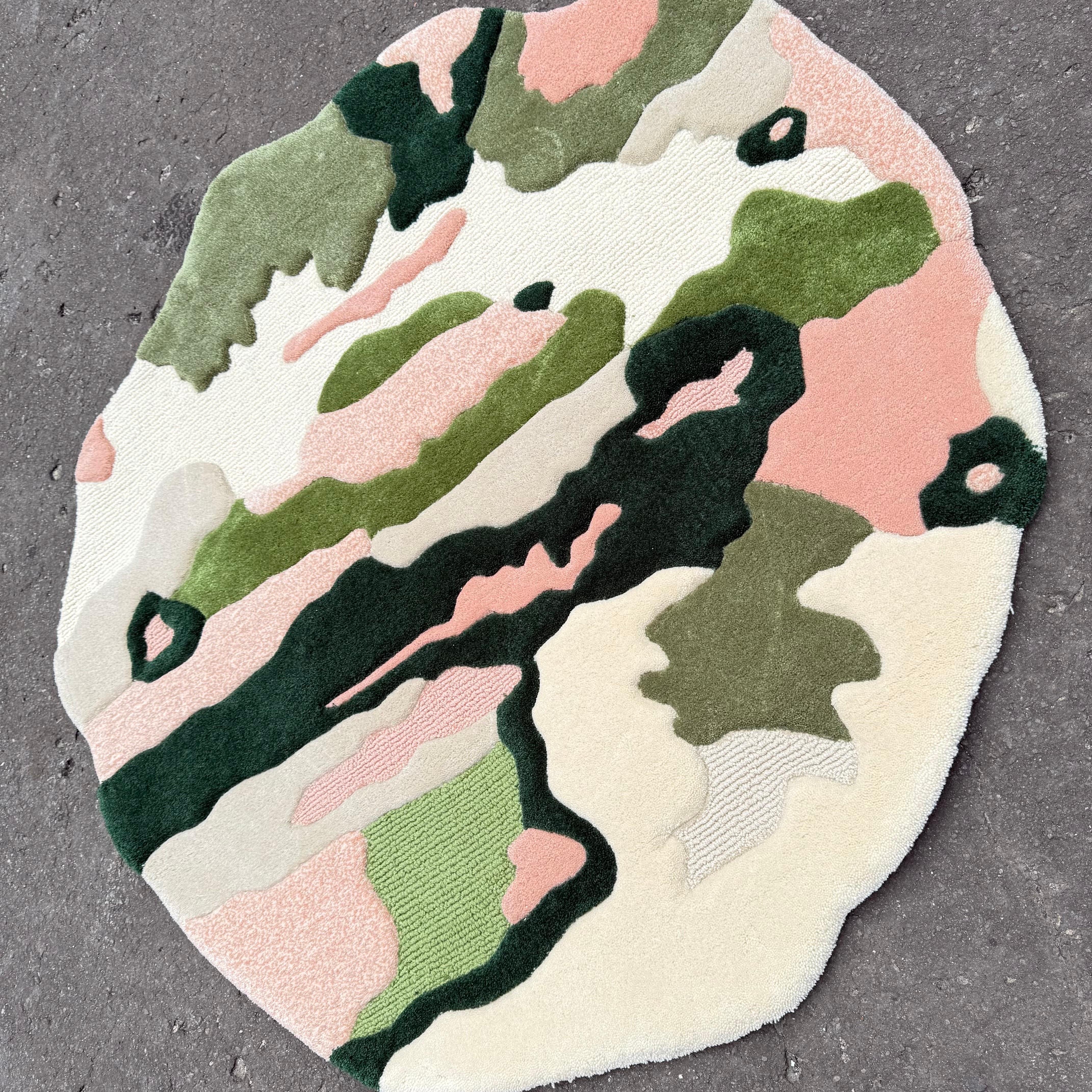 Una expresiva alfombra de formas orgánicas que mezcla suaves tonos rosa, salvia, musgo y crema: Verdant Mirage evoca la sensación de un exuberante paisaje visto a través de un filtro onírico. Tejida a mano por artesanos de Java (Indonesia), esta