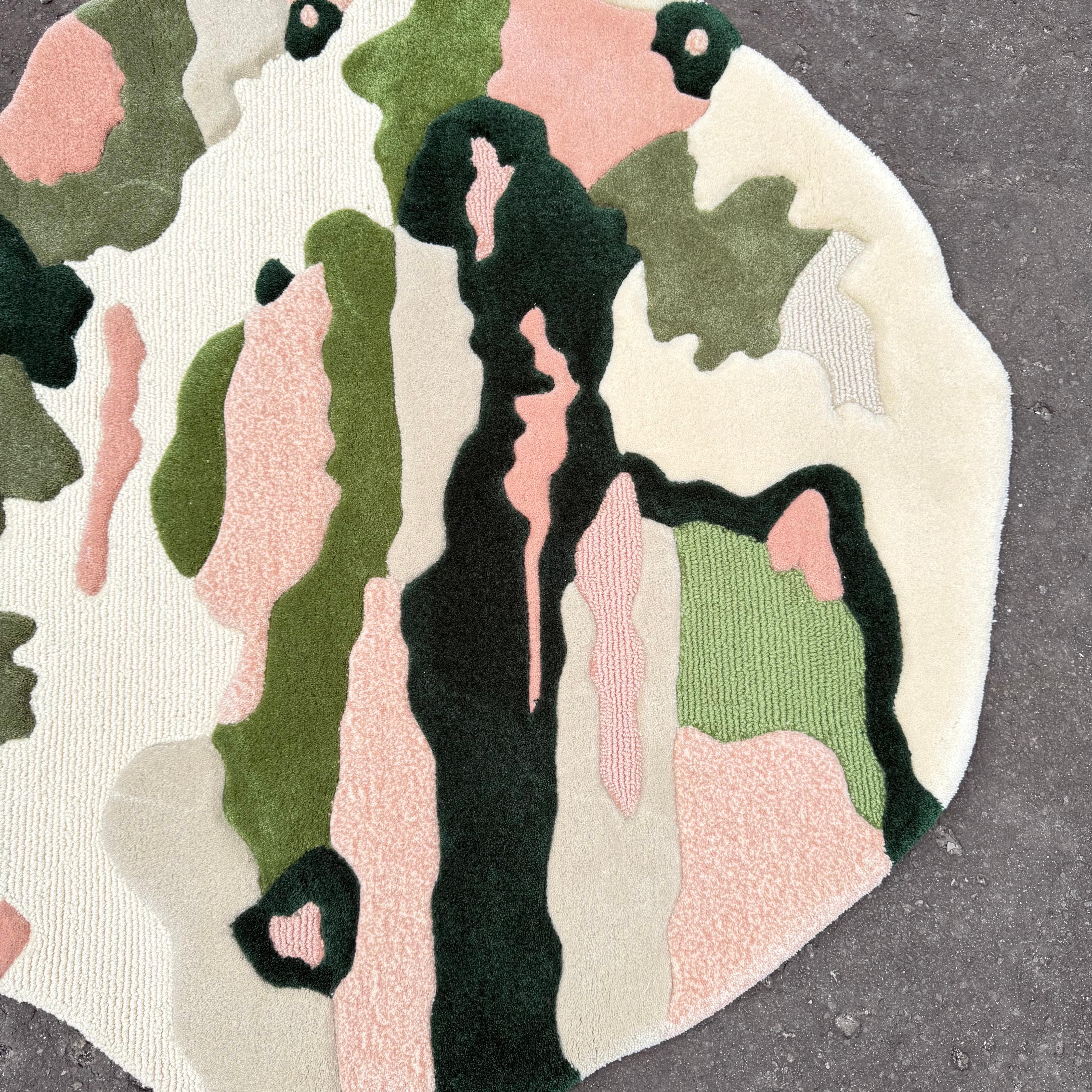 Alfombra orgánica tejida a mano Verdant Mirage verde, rubor y crema by RAG home Hecho a mano en venta