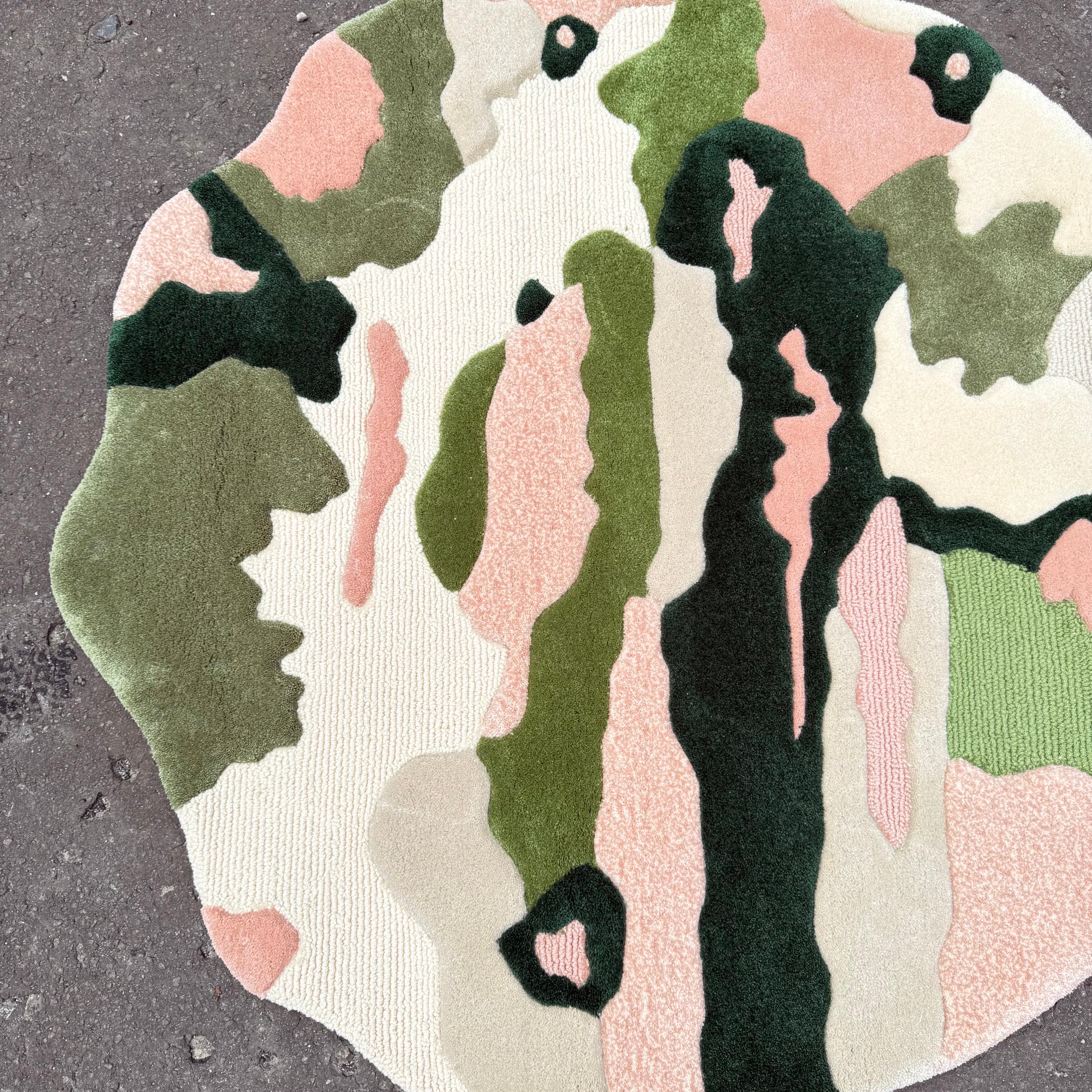 Alfombra orgánica tejida a mano Verdant Mirage verde, rubor y crema by RAG home en Nuevo estado para la venta en Jakarta Selatan, ID