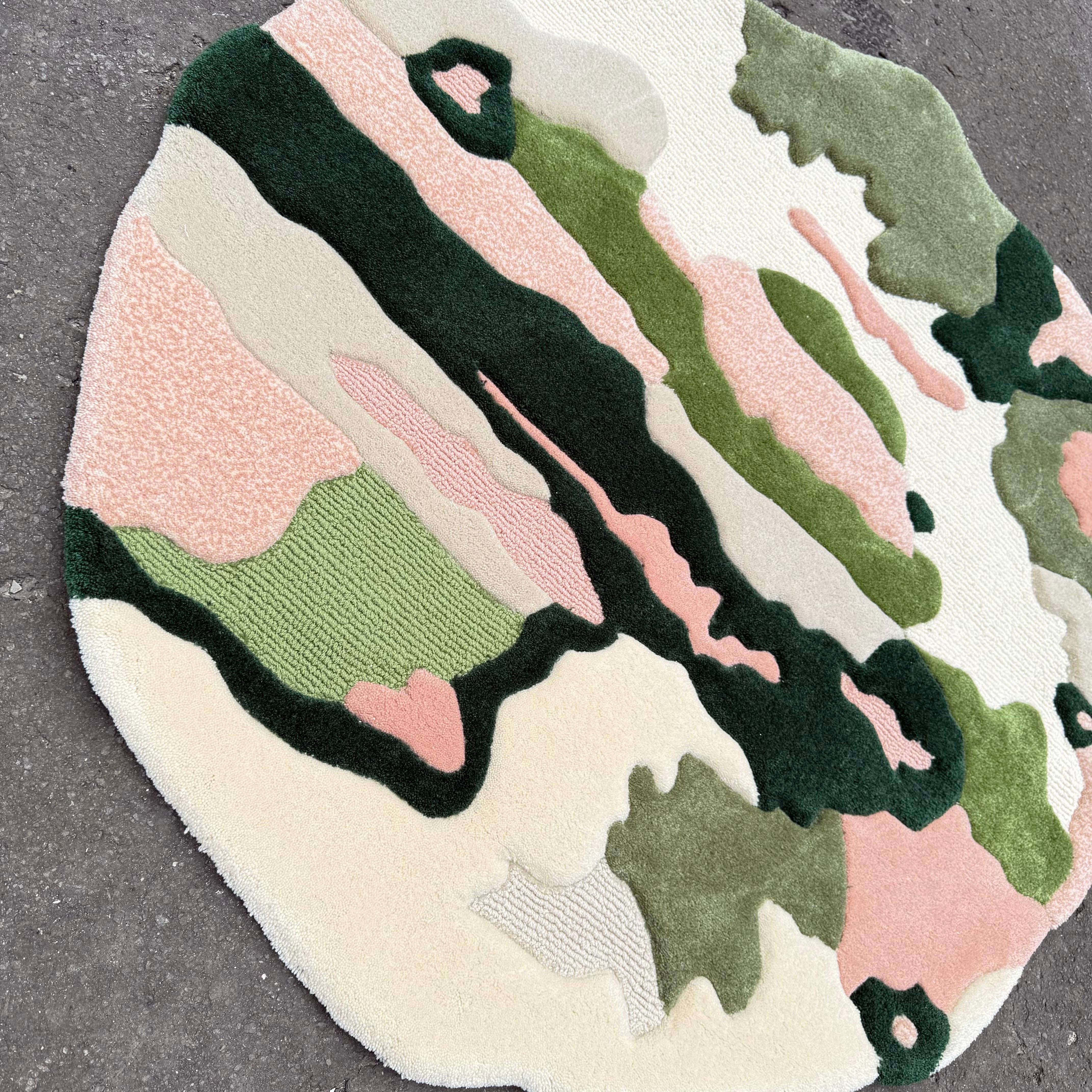 Alfombra orgánica tejida a mano Verdant Mirage verde, rubor y crema by RAG home Siglo XXI y contemporáneo en venta