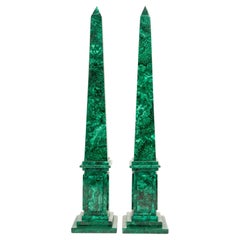 Monuments verdants : Paire d'obélisques en malachite, 19,5"