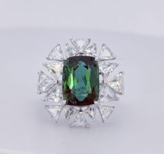 Verdant Prism - Tourmaline d'Afghanistan sertie de diamants taillés en rose en forme de triangle, en or 18 carats