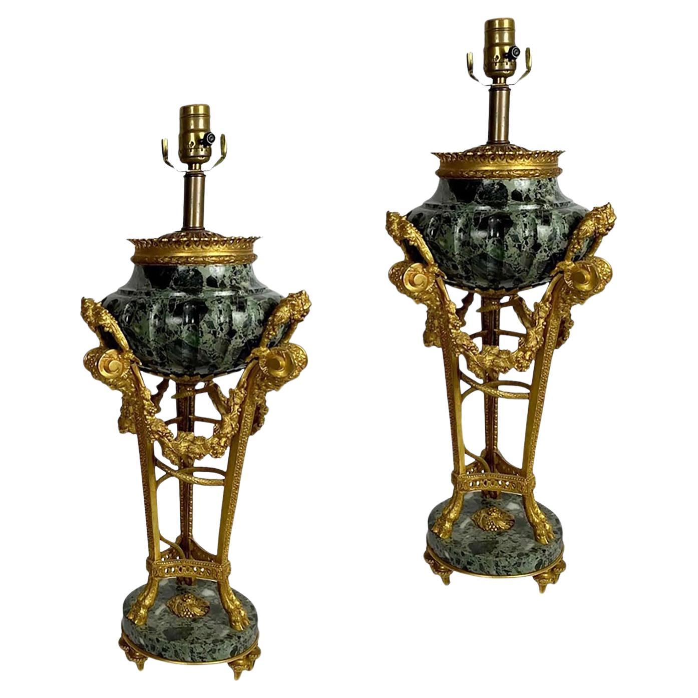 Las urnas están diseñadas según un modelo del siglo XVIII del famoso dorador francés Pierre Gouthière (1732-1813), uno de los artesanos más famosos del siglo XVIII. Pierre Gouthière fue broncista y dorador de Luis XV, Luis XVI, Marie Antoinette y la