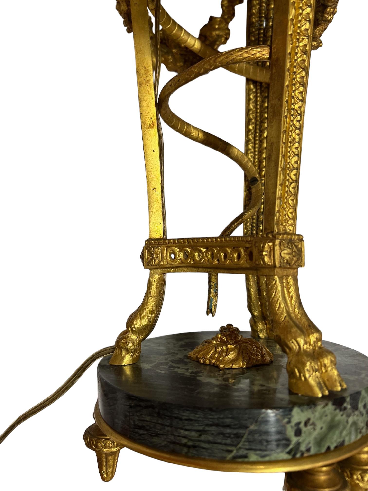 Urnas De Mármol Verde Antico Como Lámparas Según Pierre Gouthiere Bronce en venta