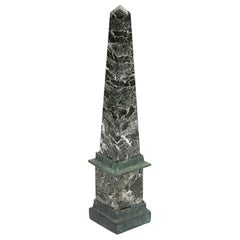 Obelisk aus Verde-Marmor